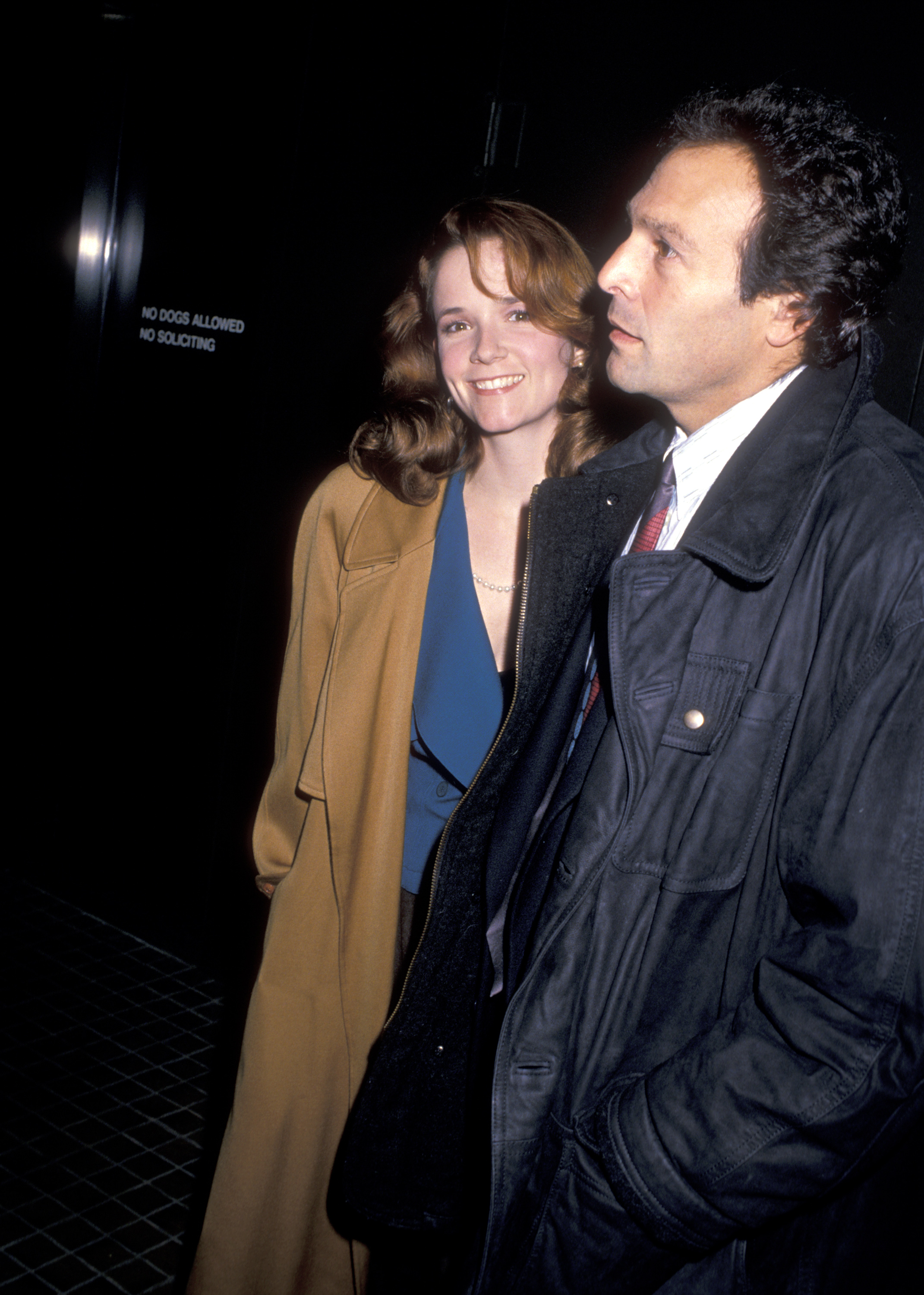 Lea Thompson und Howard Deutch bei der "Working Girl"-Premiere am 19. Dezember 1988 | Quelle: Getty Images
