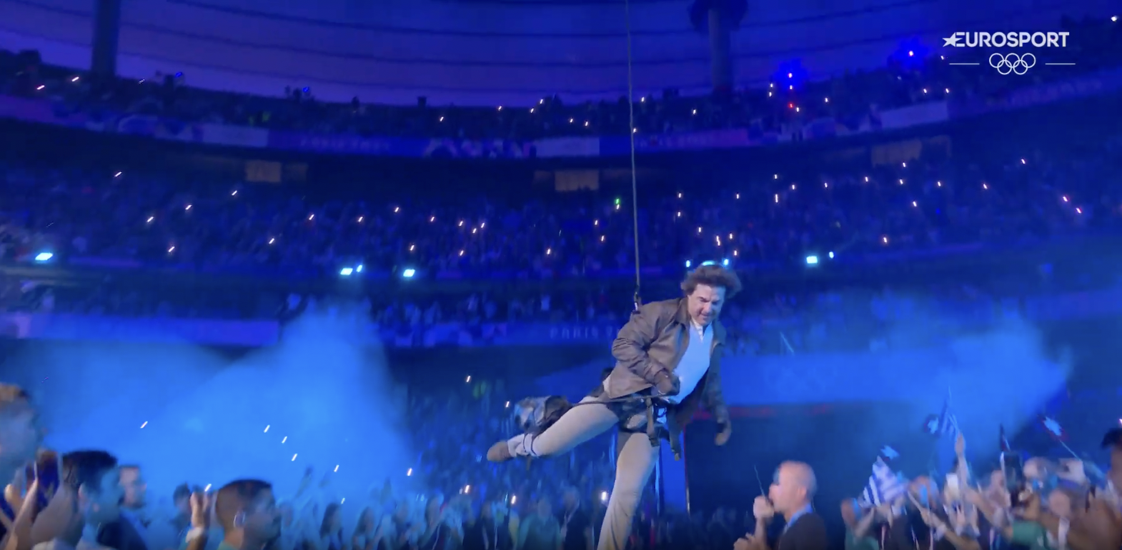 Tom Cruise bei der Landung von seinem Sprung während der Abschlussfeier der Olympischen Spiele in Paris, aufgenommen am 12. August 2024 | Quelle: YouTube/Eurosport