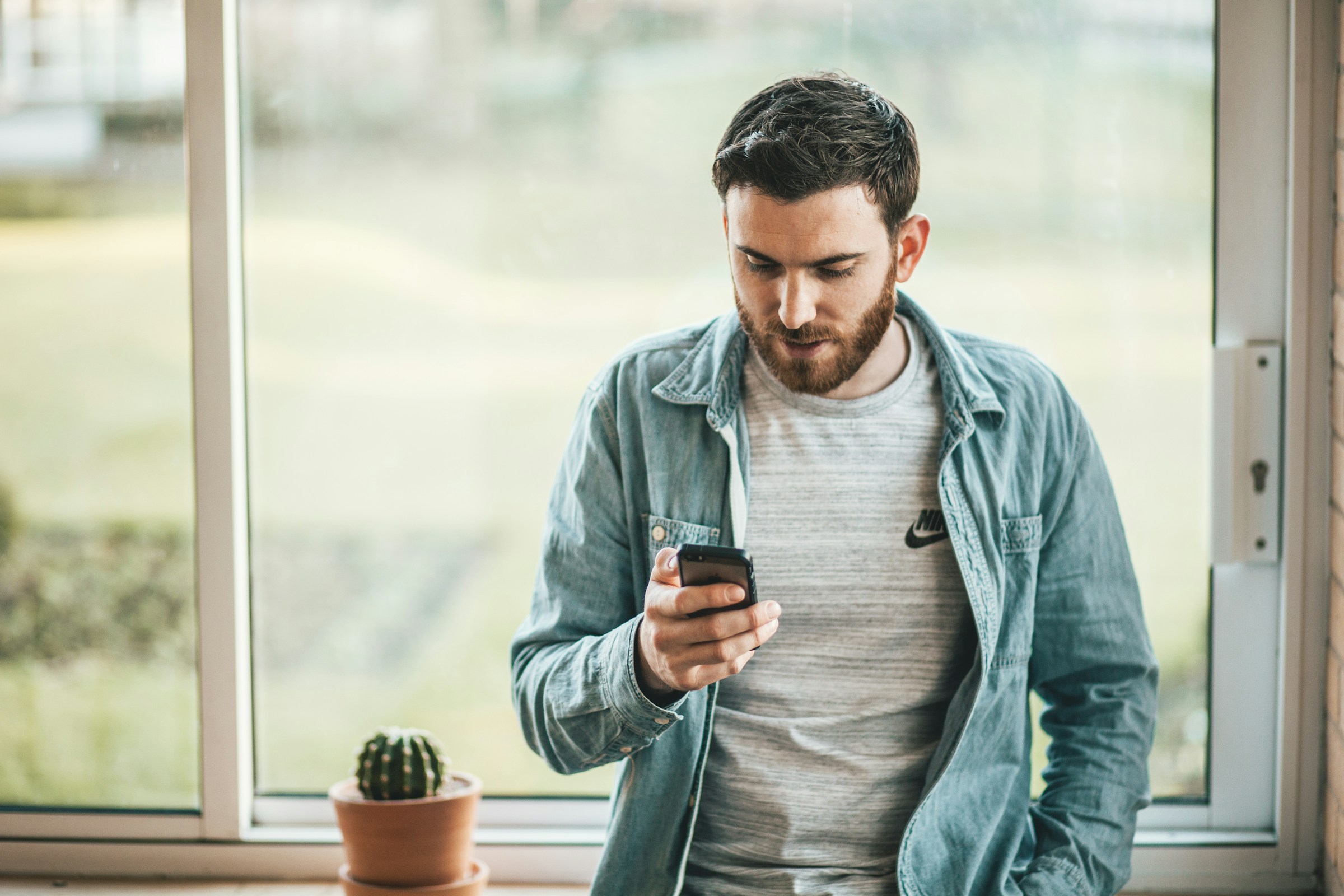 Ein Mann hält sein Telefon | Quelle: Unsplash