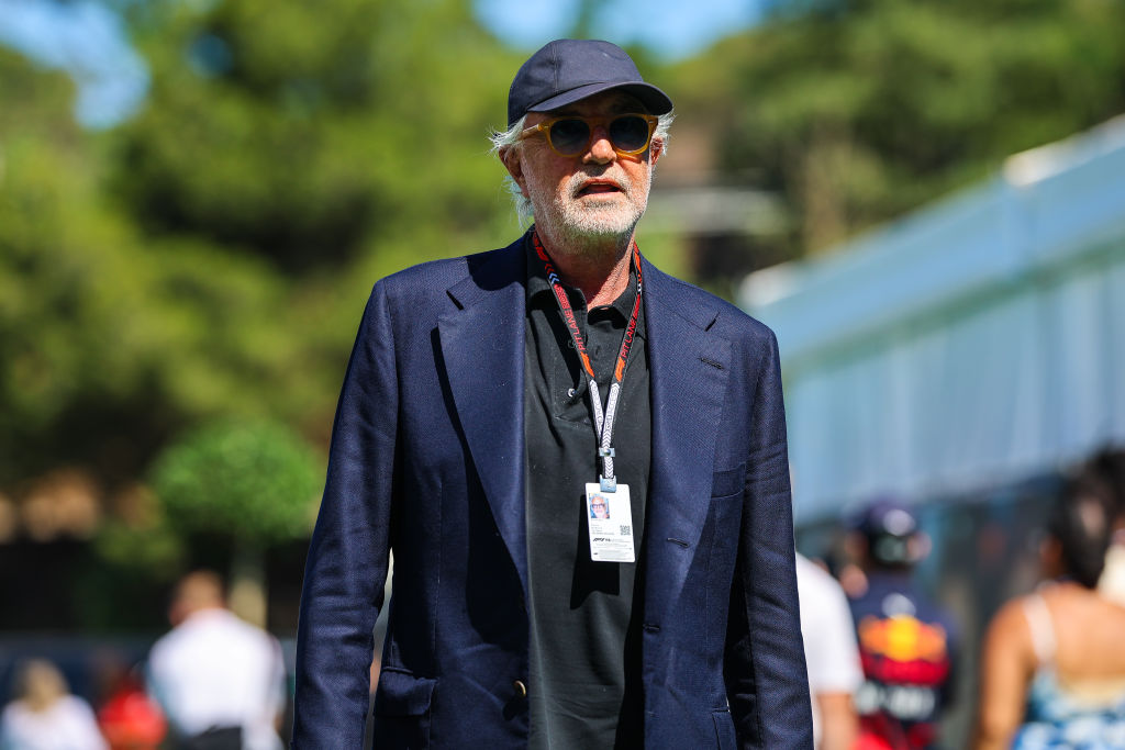 Flavio Briatore, Executive Advisor von Alpine, kommt während des Trainings vor dem Formel-1-Grand-Prix von Spanien auf dem Circuit de Barcelona-Catalunya am 21. Juni 2024 in Barcelona, Spanien, im Fahrerlager an | Quelle: Getty Images