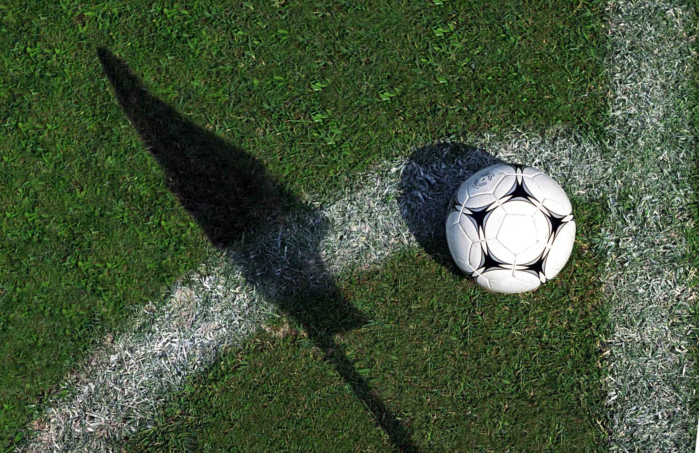 Fußball auf einem Fußballfeld | Quelle: Getty Images