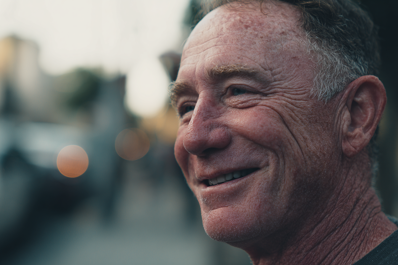 Ein Mann, der in einem Wohngebiet steht | Quelle: Midjourney