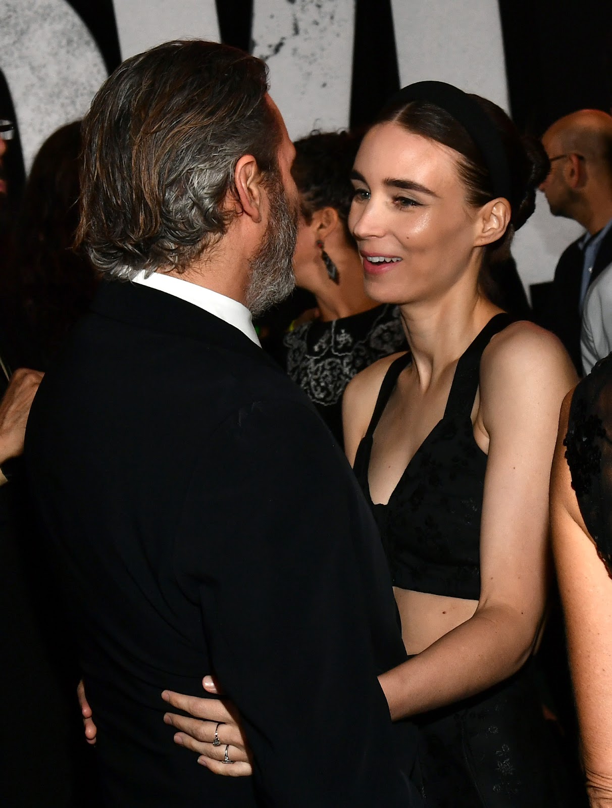 Joaquin Phoenix und Rooney Mara besuchten die "Joker"-Premiere 2019, ein besonderes Jahr für das Paar, denn Mara wurde mit einem Verlobungsring gesehen, der ein stilles Zeichen für die Vertiefung ihrer Beziehung ist. | Quelle: Getty Images