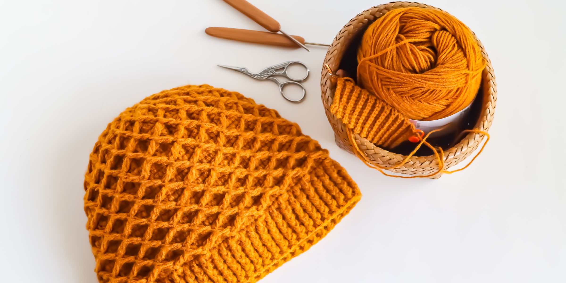 Eine gehäkelte Mütze | Quelle: Shutterstock