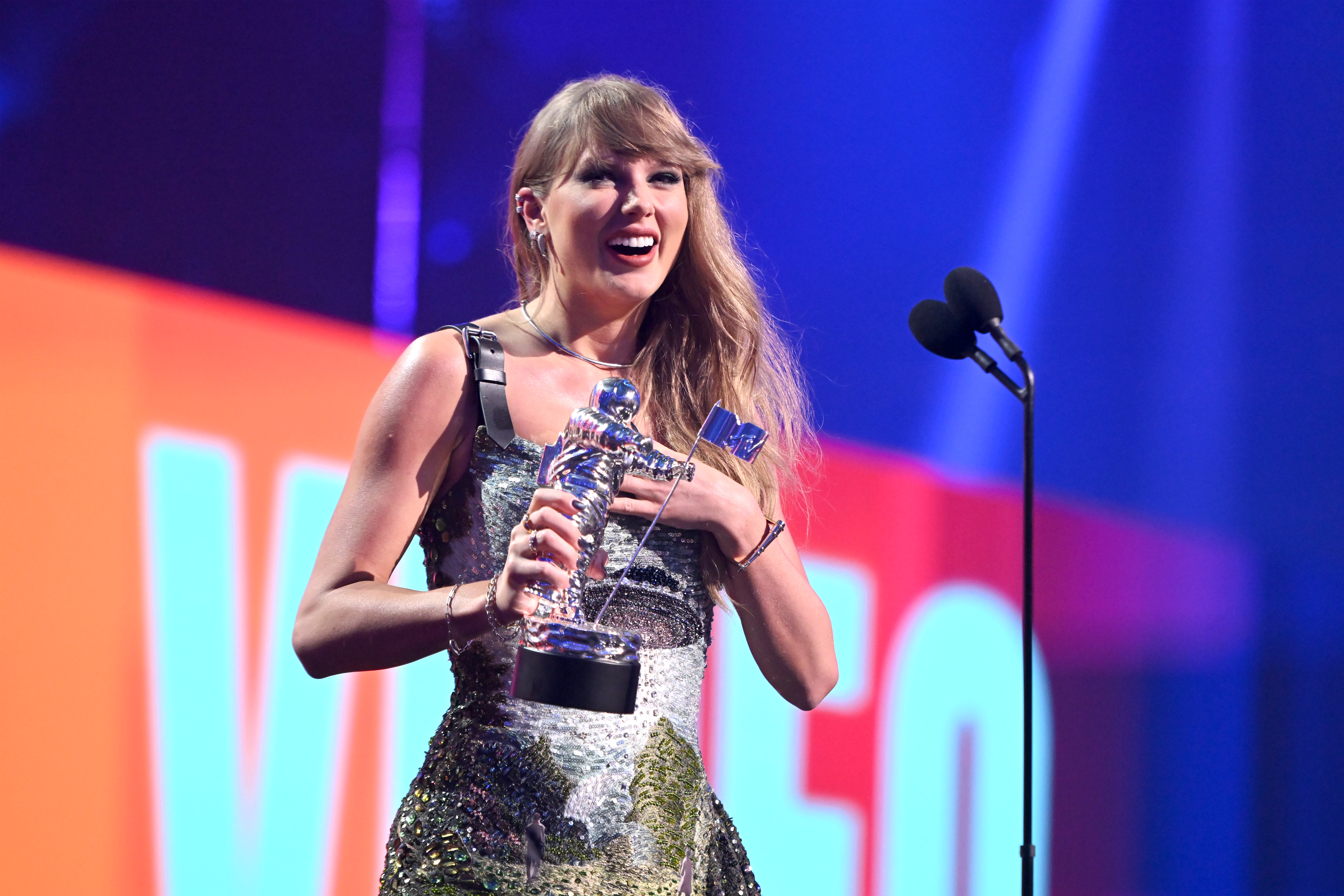 Taylor Swift nimmt den Preis für das Video des Jahres bei den MTV Video Music Awards 2024 am 11. September in Elmont, New York, entgegen. | Quelle: Getty Images