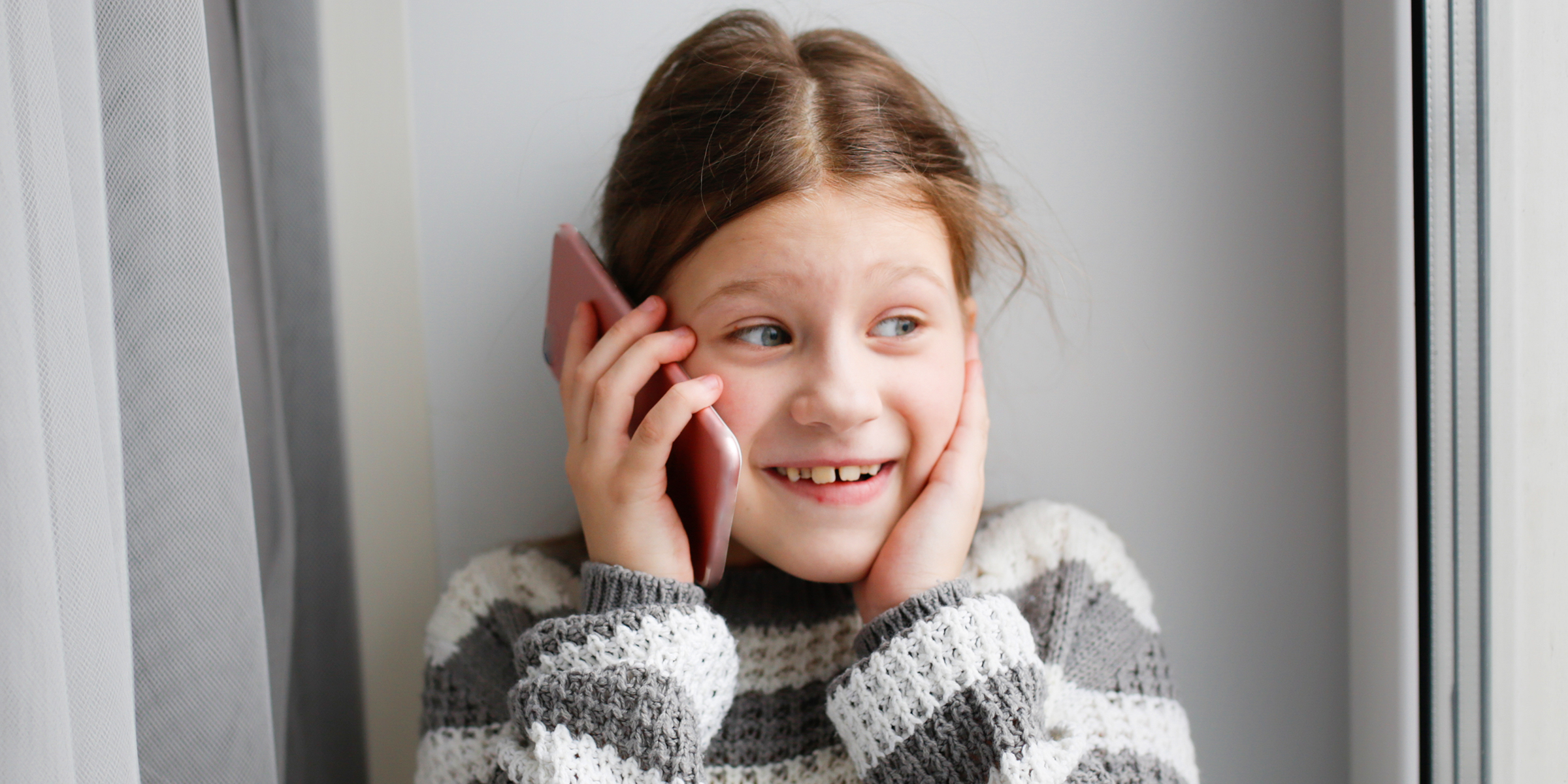 Ein junges Mädchen spricht am Telefon | Quelle: Shutterstock