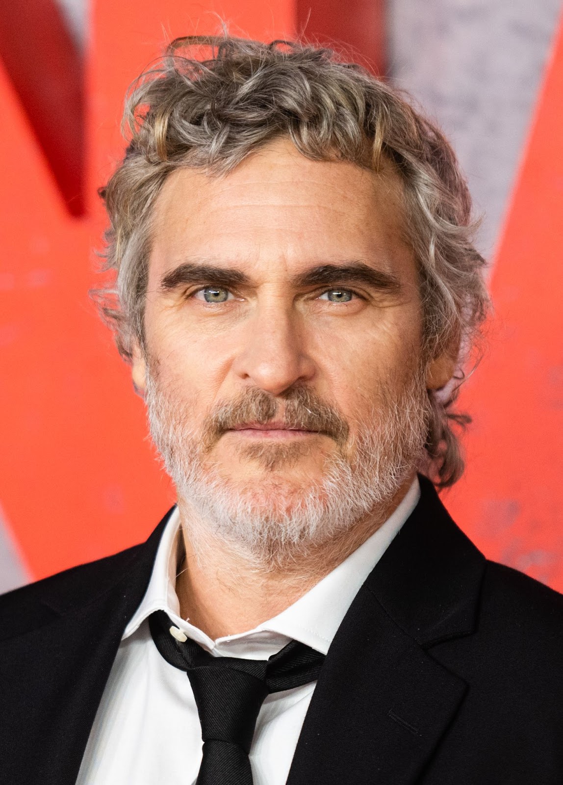 Bei der Premiere von "Napoleon" im Jahr 2023 fesselte Joaquin Phoenix die Fans mit seiner kraftvollen Darstellung des französischen Kaisers und markierte damit eine weitere intensive Rolle in seiner gefeierten Schauspielkarriere. | Quelle: Getty Images