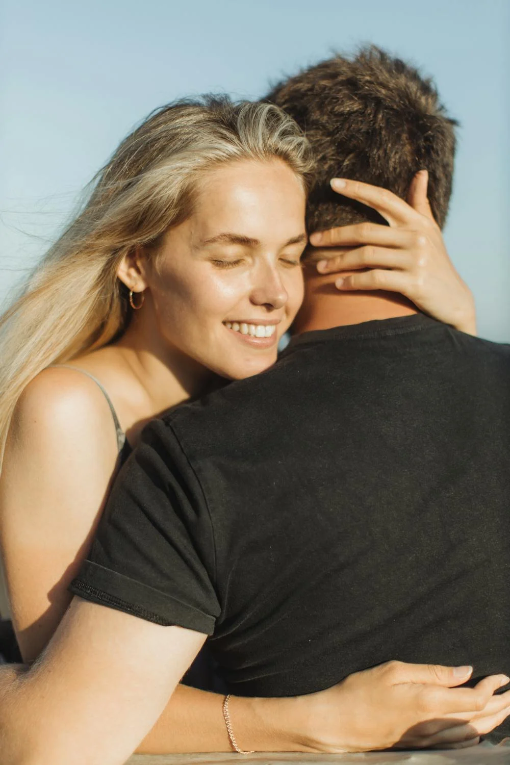 Eine Frau, die ihren Freund umarmt | Quelle: Pexels
