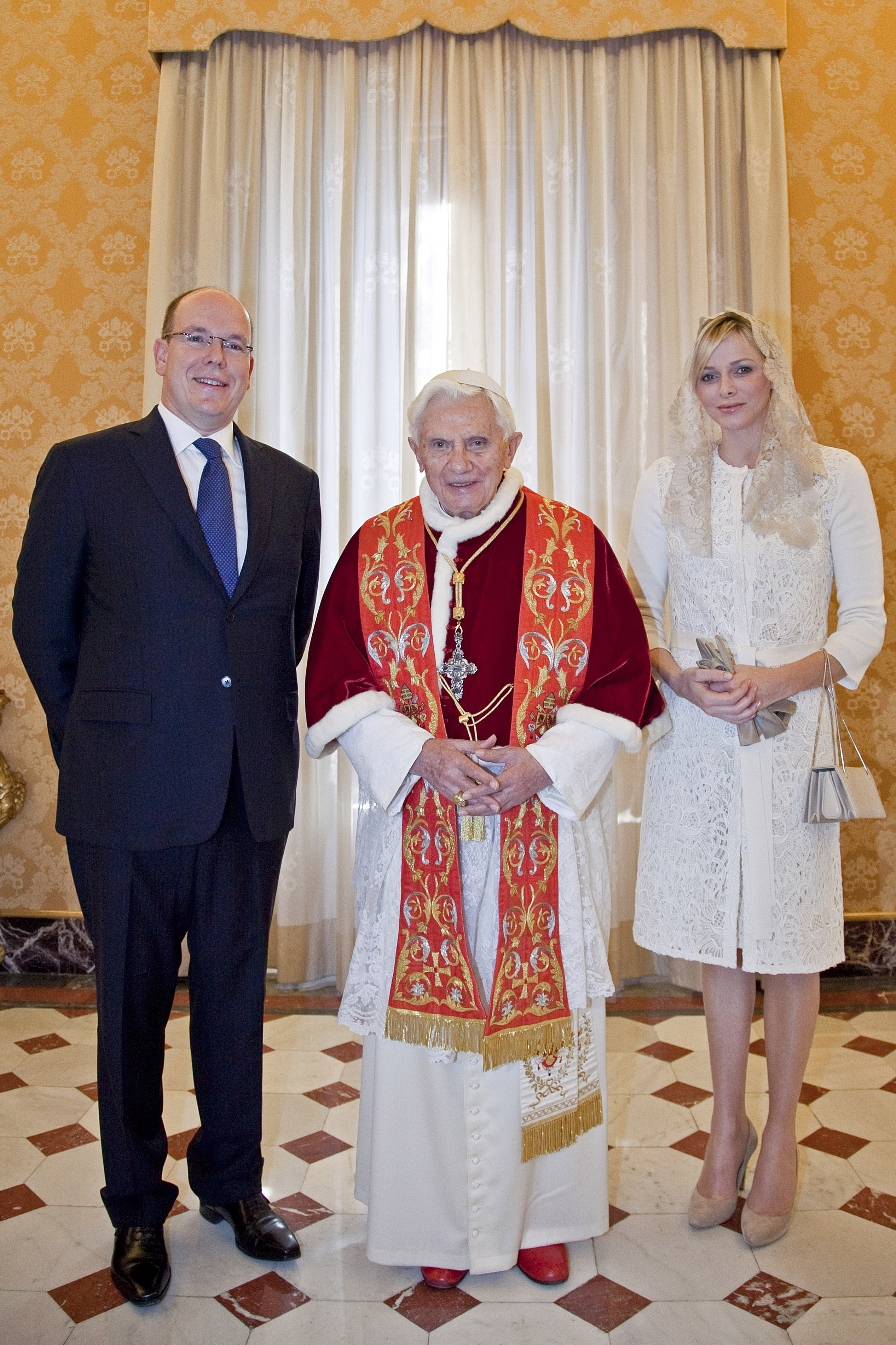 Papst Benedikt XVI. trifft Fürst Albert II. und Fürstin Charlene von Monaco am 12. Januar 2013 in der Vatikanstadt, Vatikan | Quelle: Getty Images