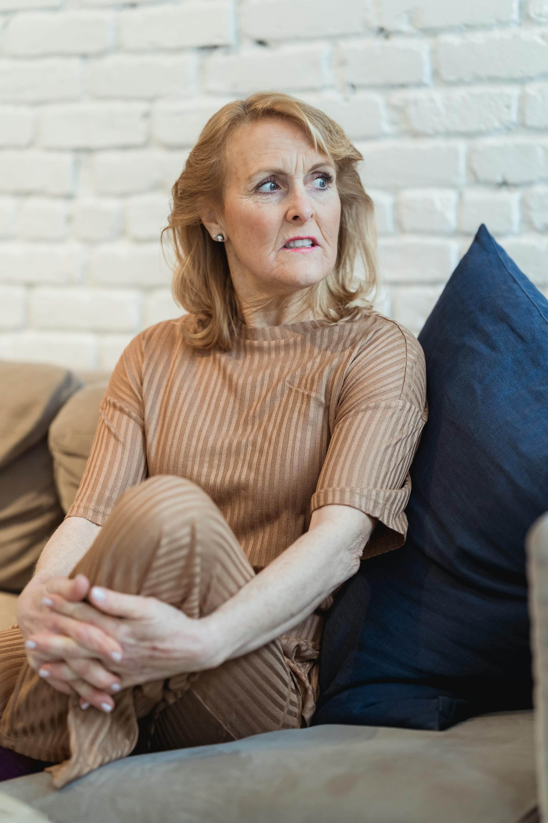 Eine spöttische ältere Frau | Quelle: Pexels