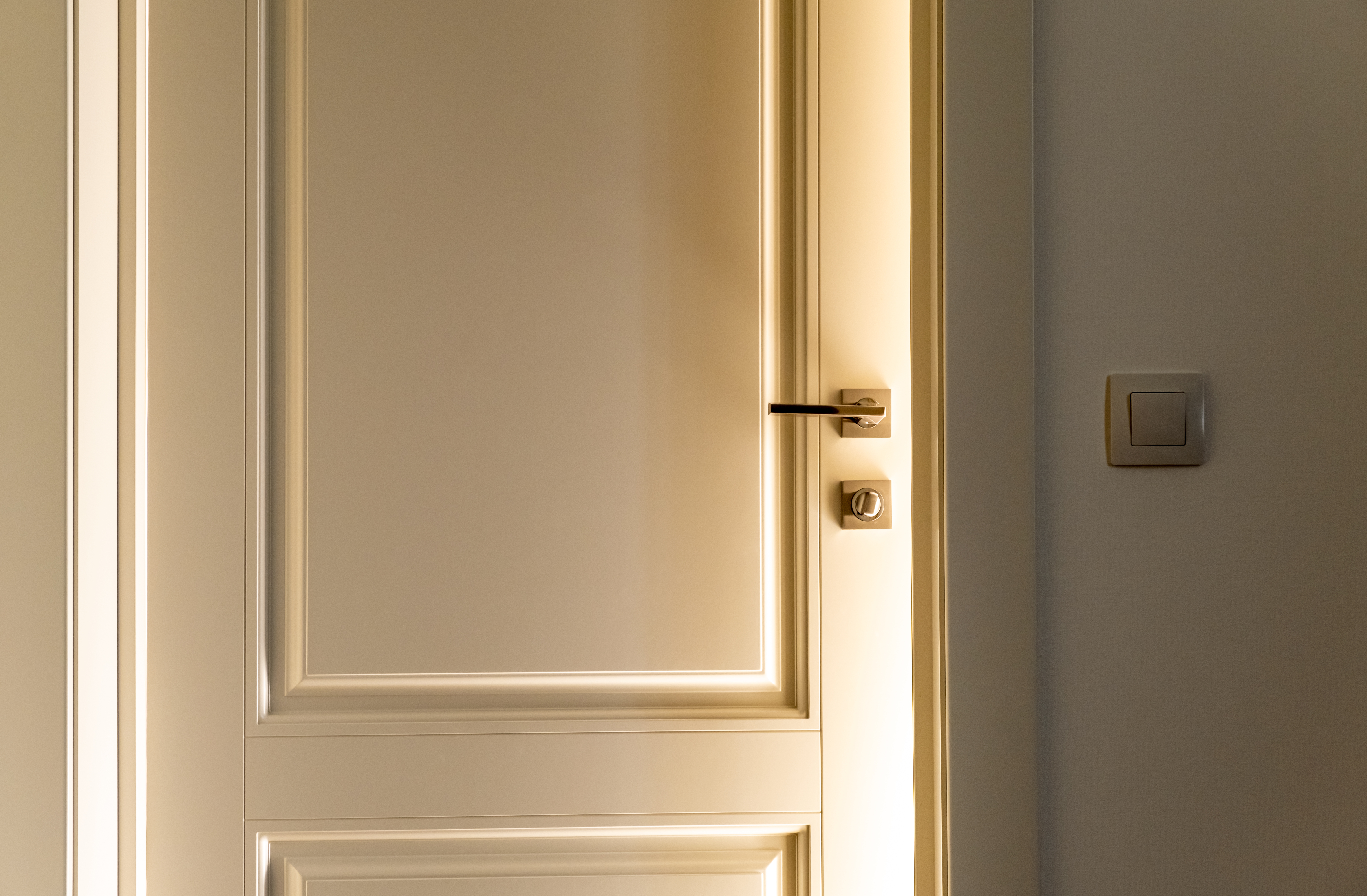 Helle Lichtstrahlen kommen durch einen Spalt in der Tür. | Quelle: Shutterstock