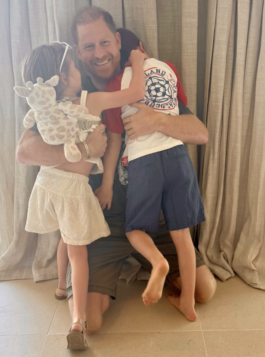 Prinz Harry mit seinen Kindern in einem Beitrag vom 21. Juni 2026 | Quelle: Instagram/meghan