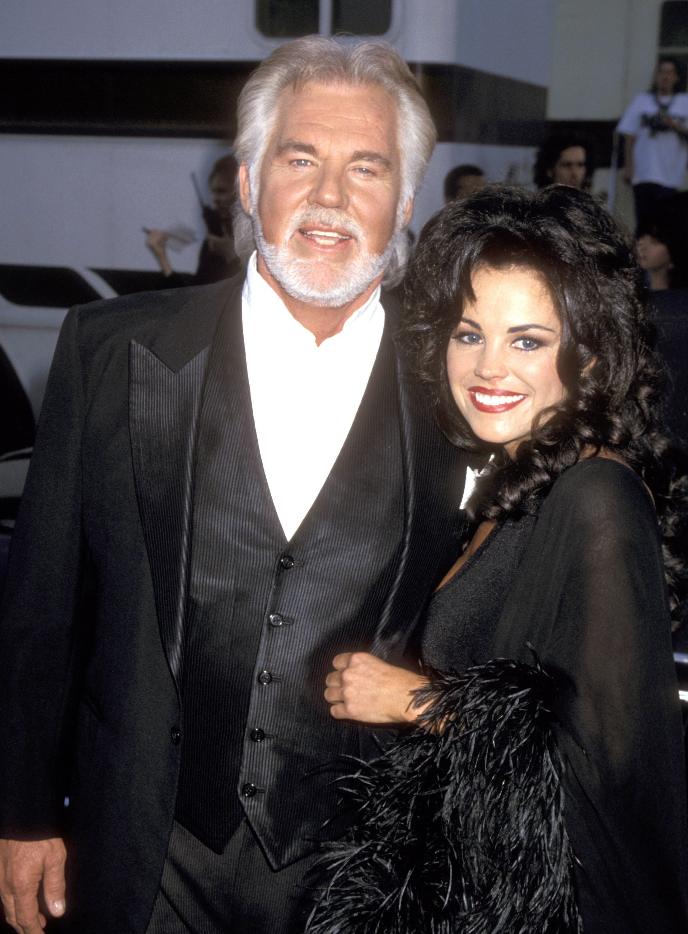 Kenny Rogers und seine Frau Wanda Miller bei den 22nd Annual American Music Awards am 30. Januar 1995 in Los Angeles, Kalifornien | Quelle: Getty Images
