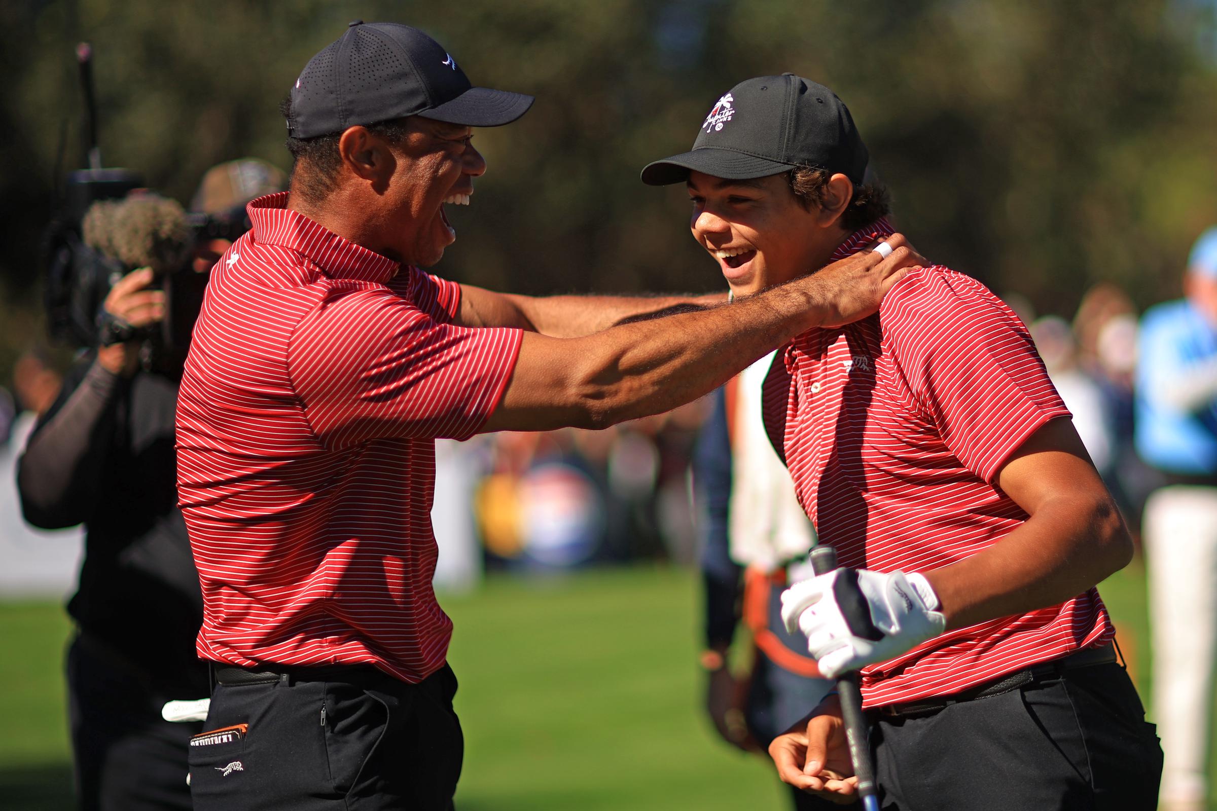 Tiger Woods reagiert mit Charlie Woods, nachdem er in der zweiten Runde der PNC Championship am vierten Loch das erste Hole-in-One seiner Karriere erzielt hat | Quelle: Getty Images