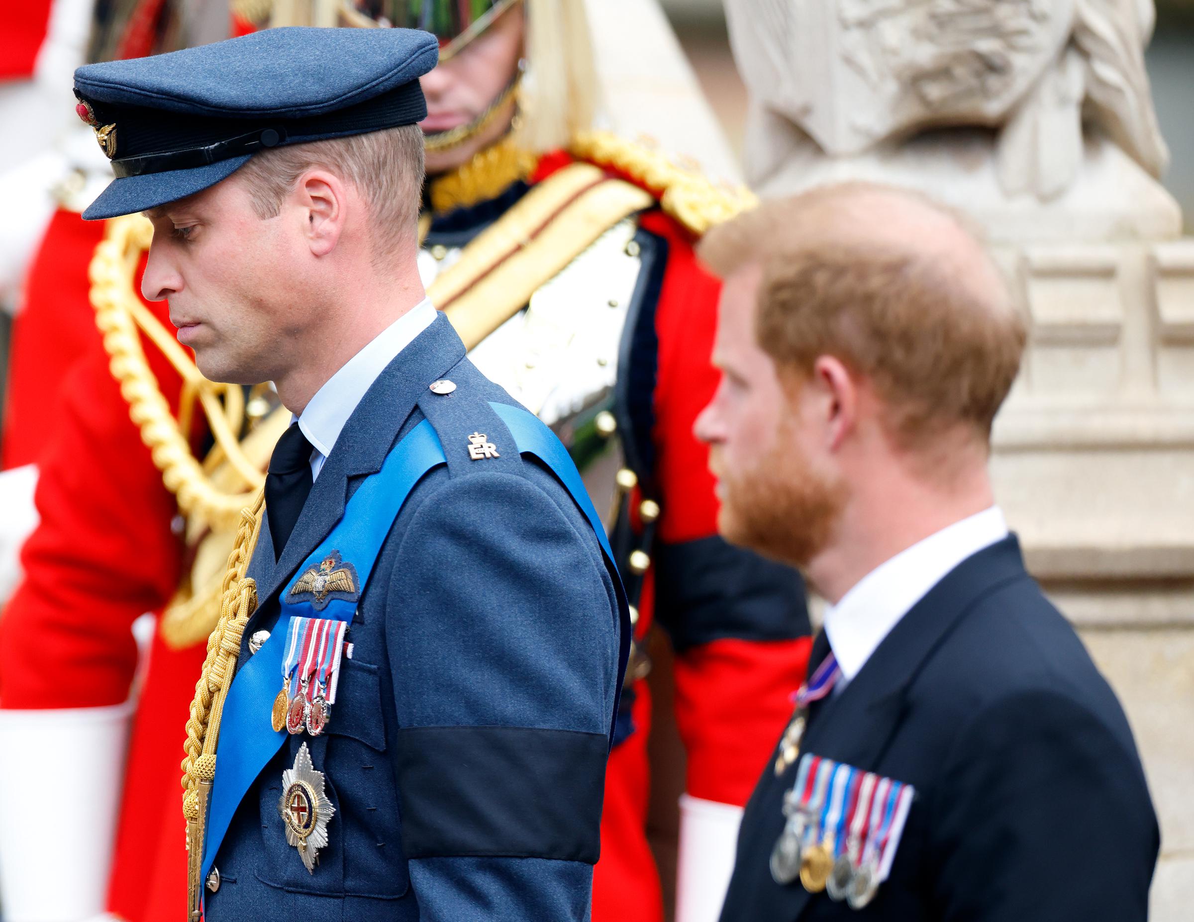 Prinz William und Prinz Harry bei der Trauerfeier für die verstorbene Königin Elizabeth II. in der St. George's Chapel in Windsor, England am 19. September 2022 | Quelle: Getty Images