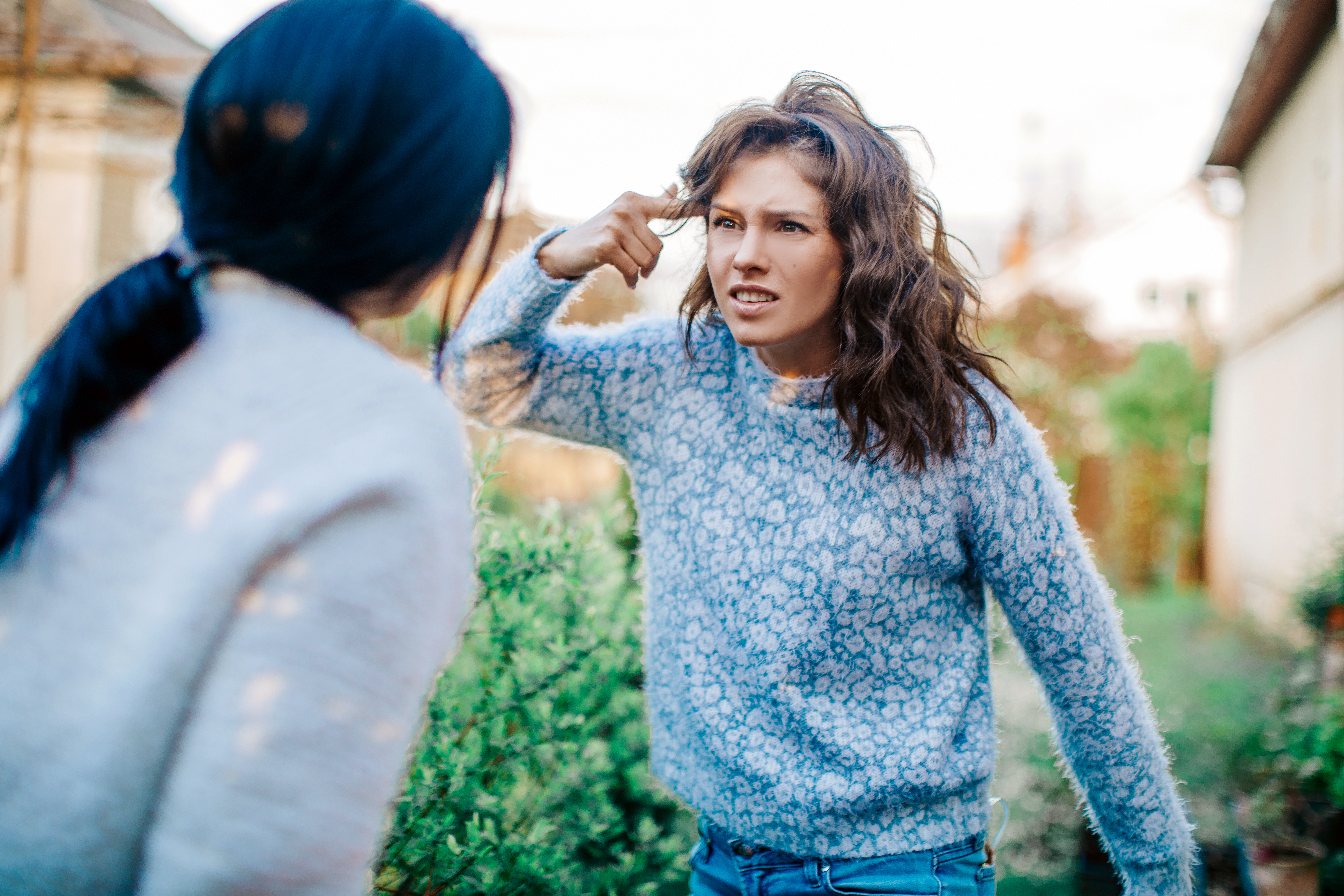 Zwei streitende Frauen | Quelle: Shutterstock/Aloha Hawaii