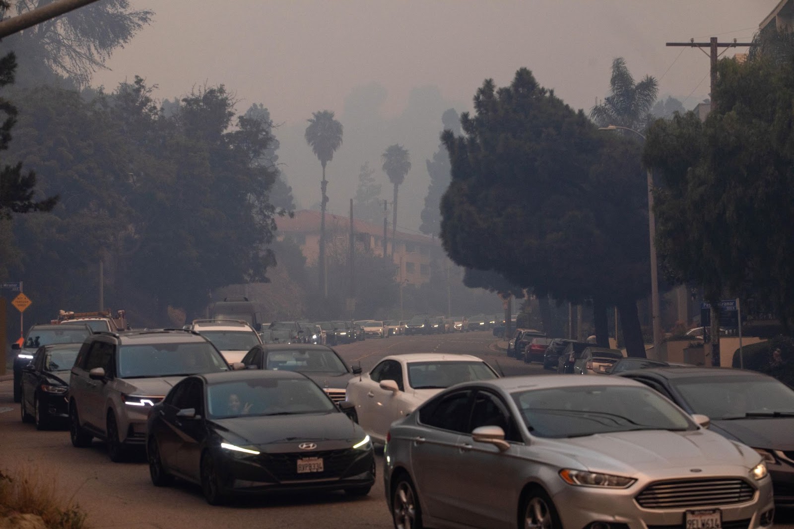 Einheimische fahren auf dem Sunset Boulevard, als sie am 7. Januar 2025 im Stadtteil Pacific Palisades in Los Angeles, Kalifornien, vor dem Palisades-Feuer evakuiert werden. | Quelle: Getty Images