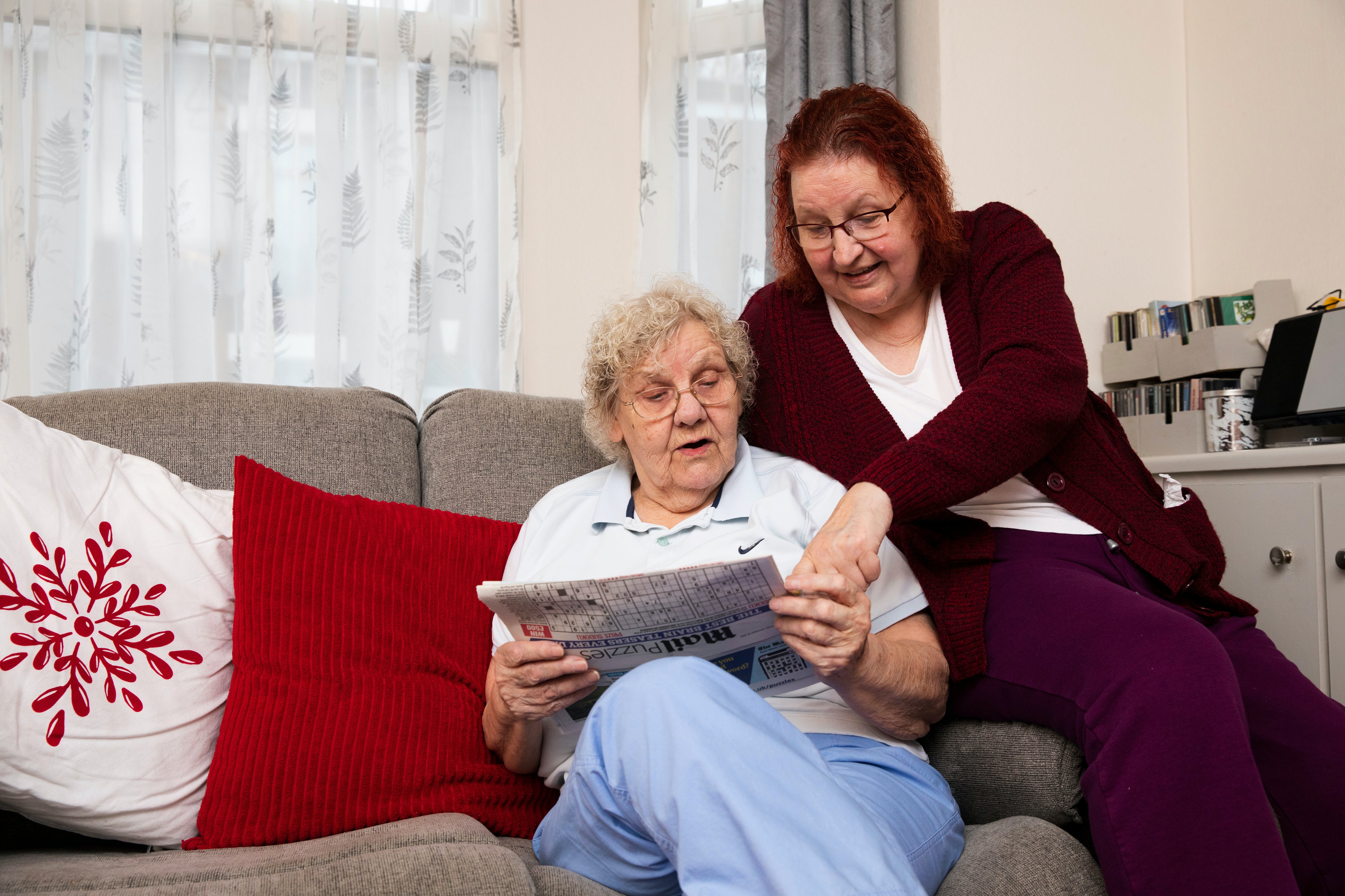 Zwei ältere Frauen lesen gemeinsam die Zeitung | Quelle: Pexels