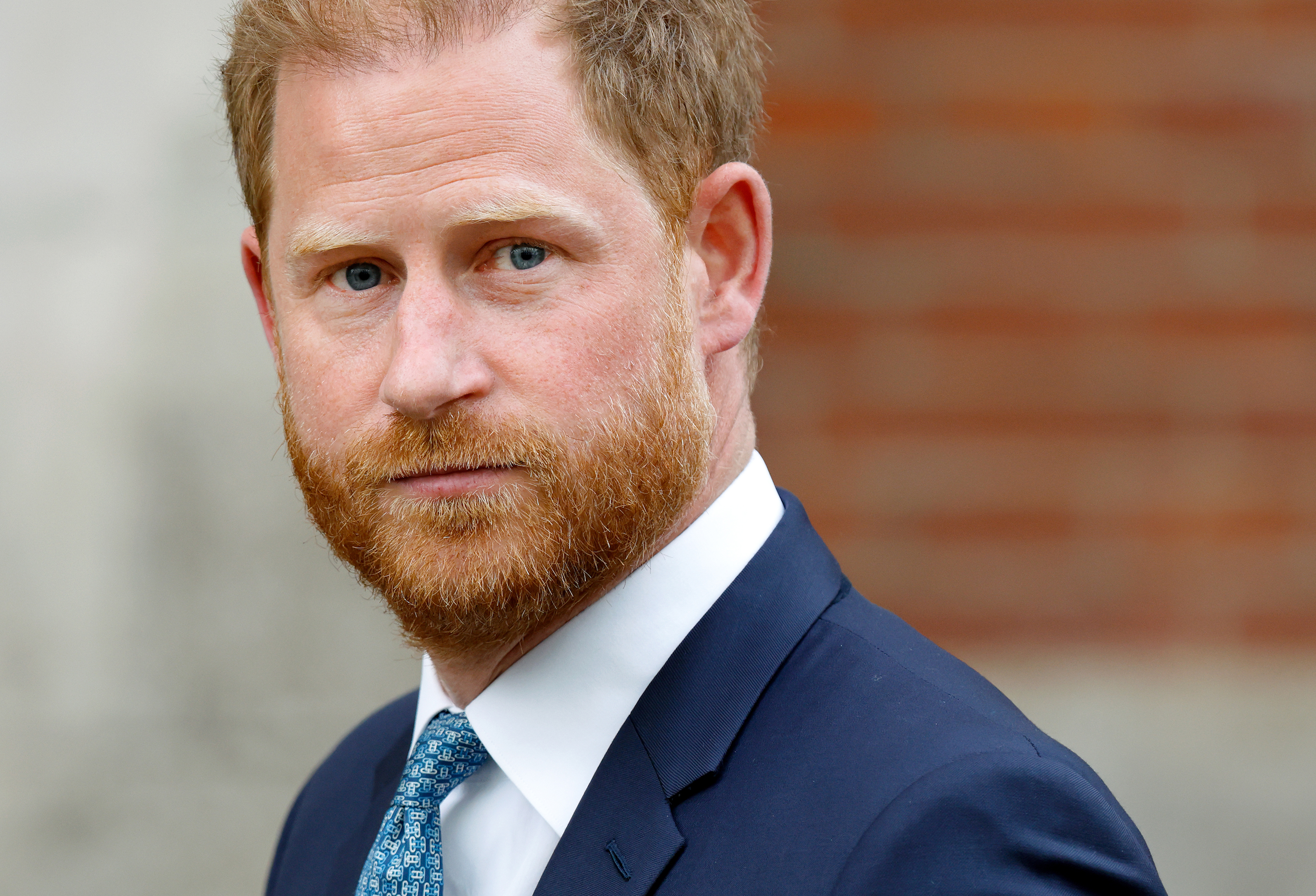 Prinz Harry verlässt am 8. April 2025 eine Anhörung des Berufungsgerichts über seine Sicherheit am Royal Courts of Justice in London, England. | Quelle: Getty Images
