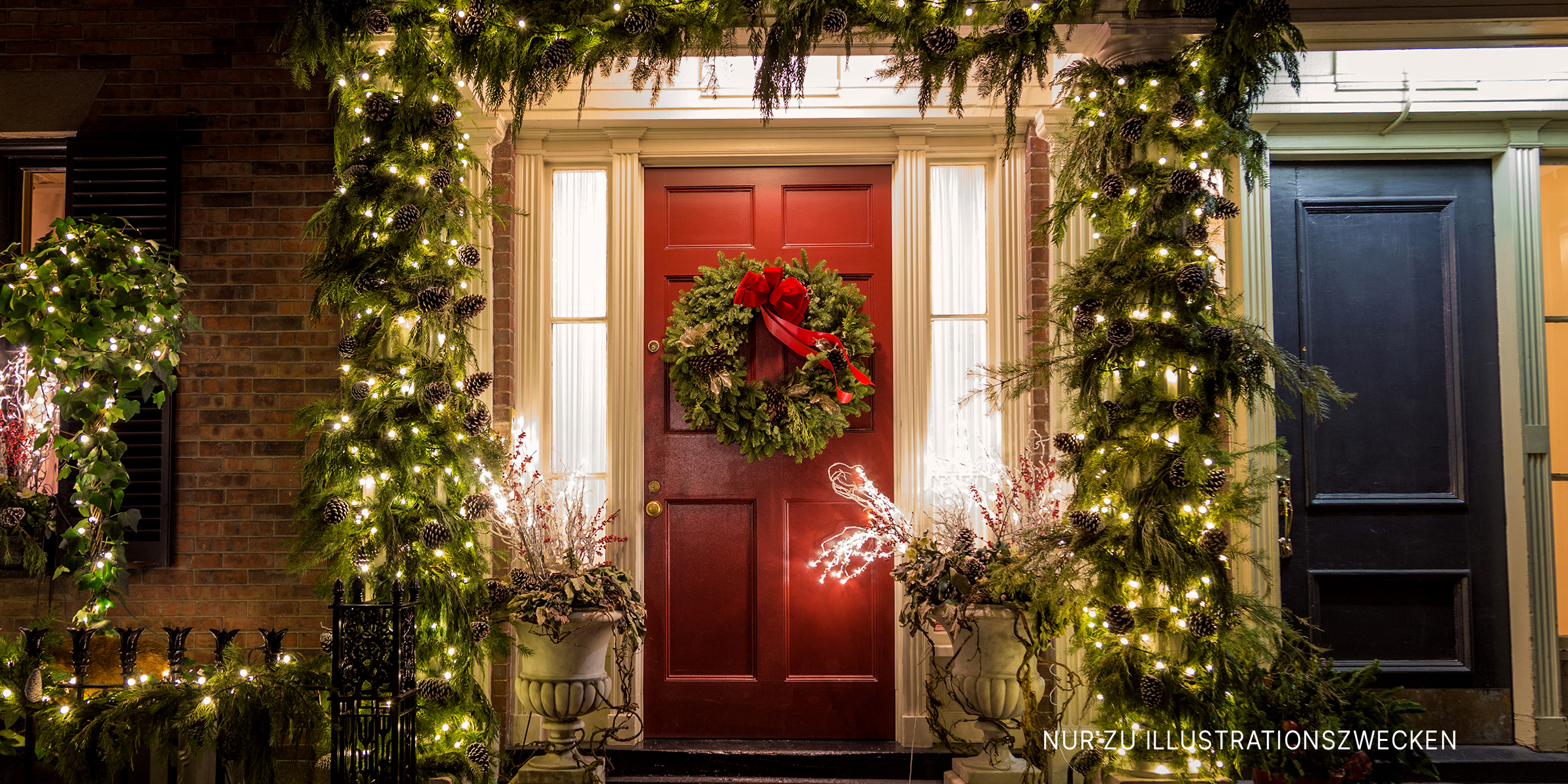 Ein mit Weihnachtsdekoration geschmücktes Haus | Quelle: Shutterstock