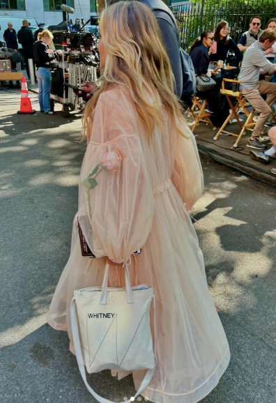 Sarah Jessica Parker am Set von "And Just Like That..." in New York City im Mai 2024 | Quelle: Instagram/SarahJessicaParker