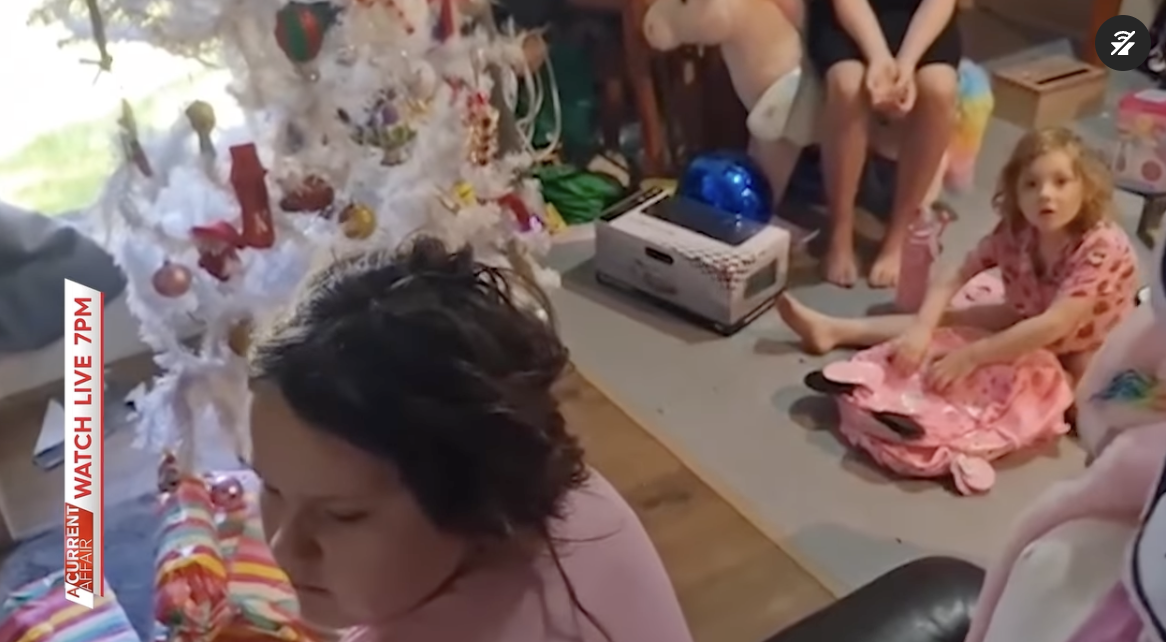 Die Kinder von Kane und Ashley Stanik öffnen am Weihnachtsmorgen ihre Geschenke, wie in einem Video vom 8. Januar 2024 zu sehen ist | Quelle: Quelle: instagram.com/acurrentaffair9