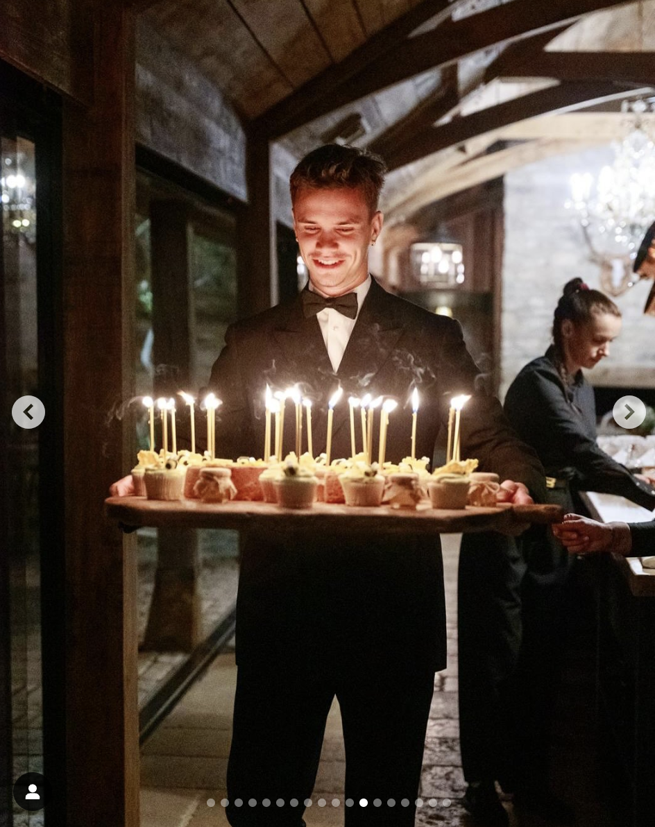 Romeo Beckham mit einem Tablett voller Cupcakes bei der Feier zum 50. Geburtstag seines Vaters, wie auf einem Foto vom 4. Mai 2025 zu sehen ist | Quelle: Instagram/victoriabeckham