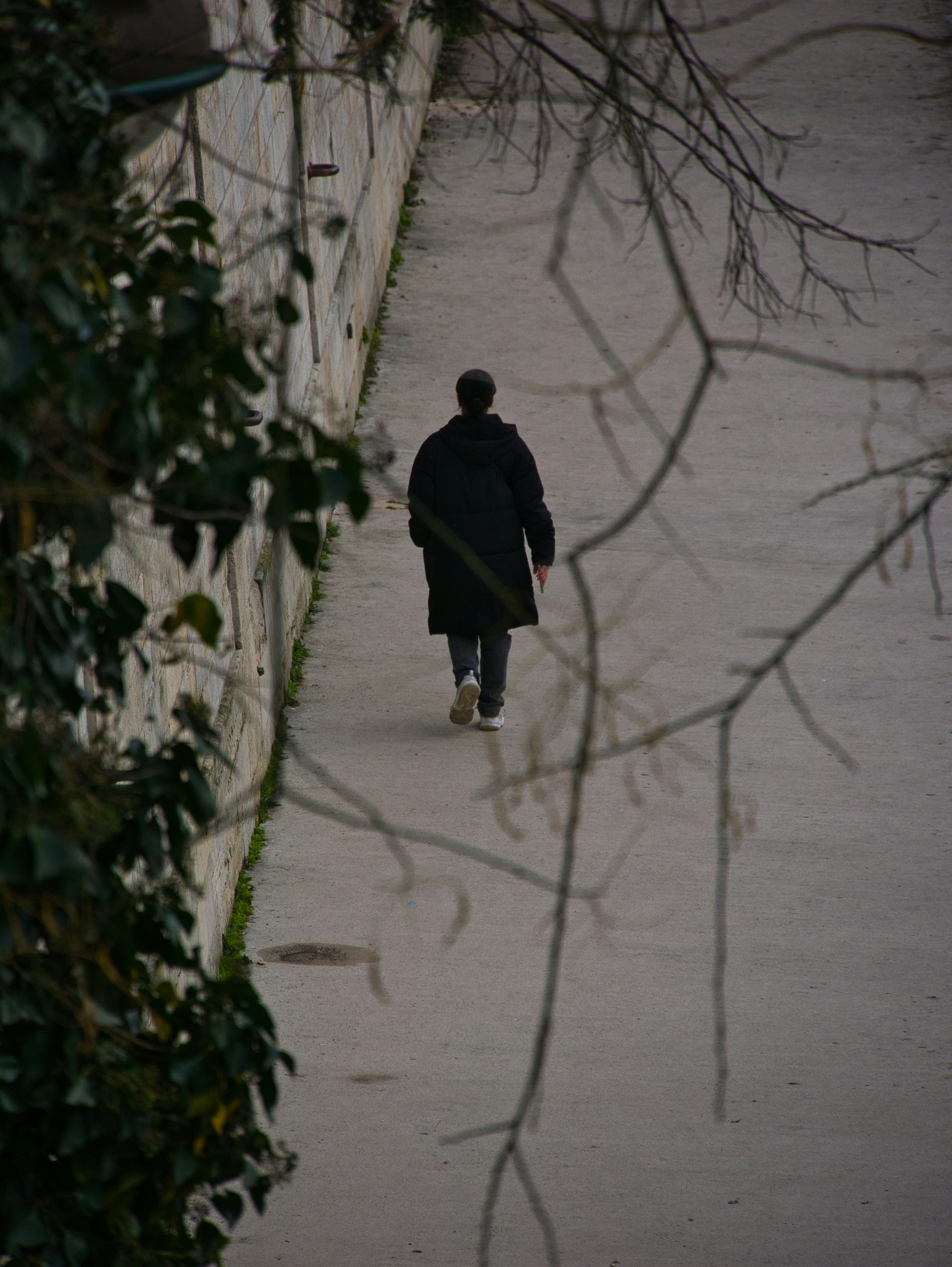 Eine Person, die auf der Straße läuft | Quelle: Unsplash