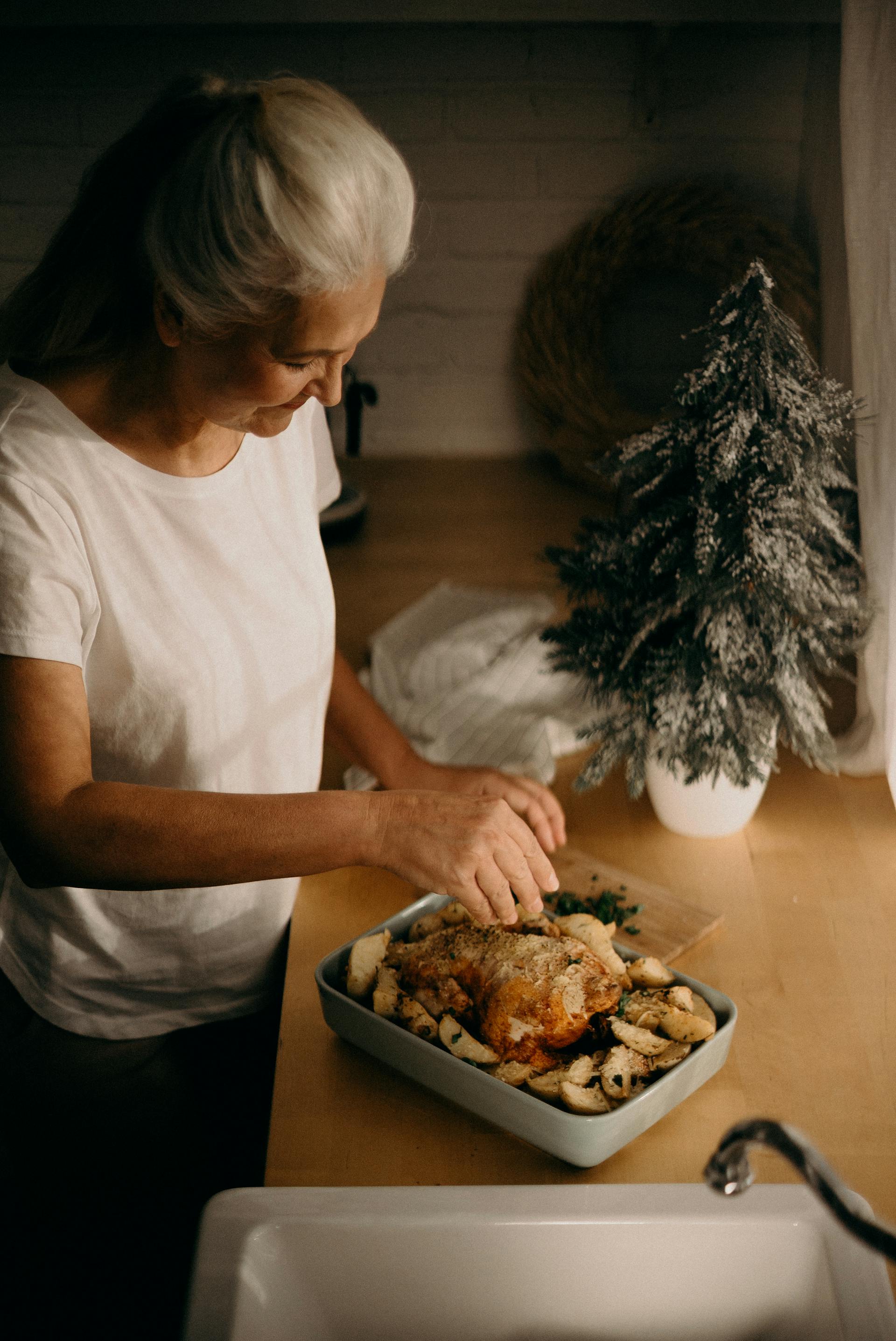 Eine ältere Frau bereitet das Abendessen vor | Quelle: Pexels