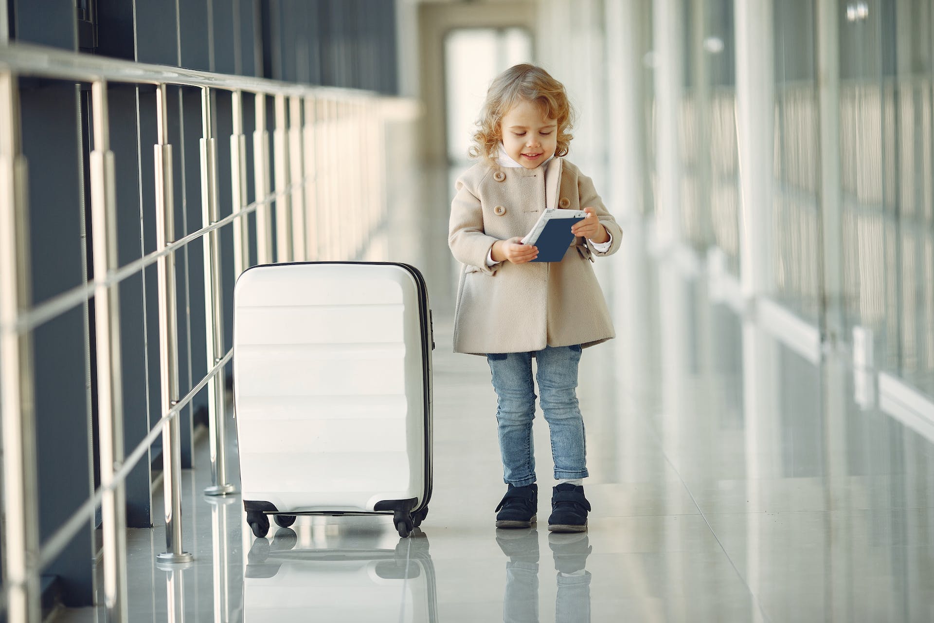 Ein kleines Mädchen auf einem Flughafen | Quelle: Pexels