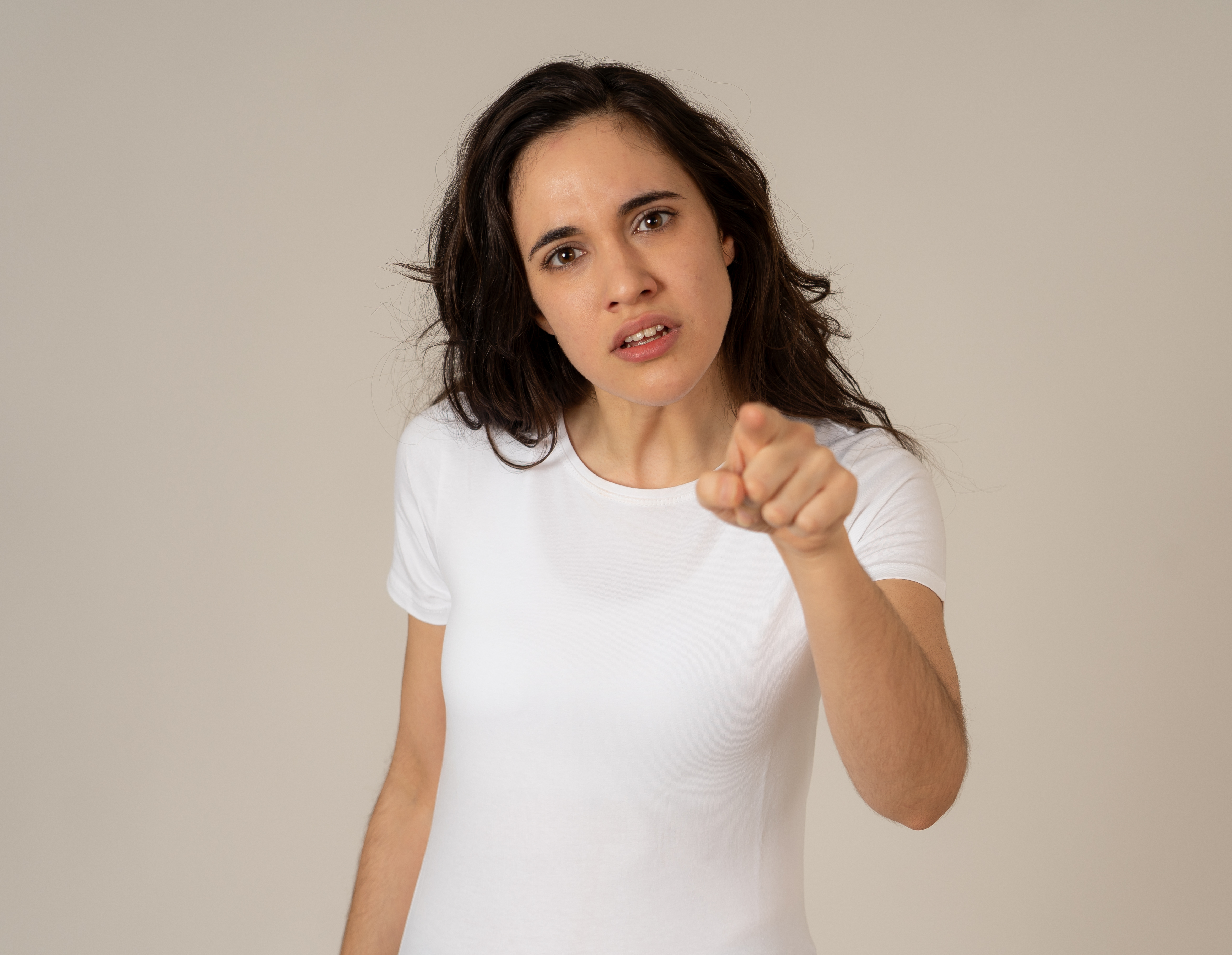 Eine wütende Frau, die anklagend mit dem Finger zeigt | Quelle: Shutterstock