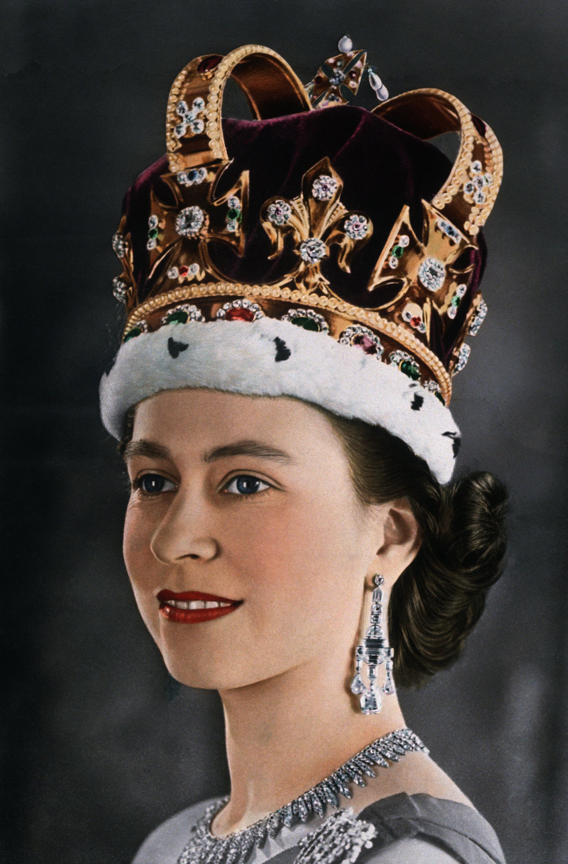 Ein Porträt der jungen Elizabeth II (1926- ) von Großbritannien und Nordirland, die bei ihrer Krönung im Juni 1953 die Krone der Könige und Königinnen von England trägt | Quelle: Getty Images