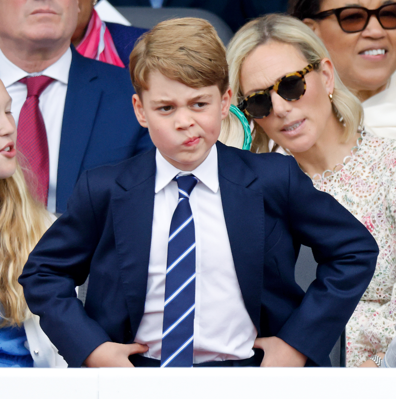Später im selben Jahr nahm George an den Feierlichkeiten zum Platin-Jubiläum seiner verstorbenen Urgroßmutter, Königin Elisabeth II., teil und besuchte am 5. Juni die „Platinum Pageant“-Feier. Der Auftritt zeigte ihn im Alter von 8 Jahren während der Feierlichkeiten zu den 70 Jahren der Regentschaft der Monarchin.