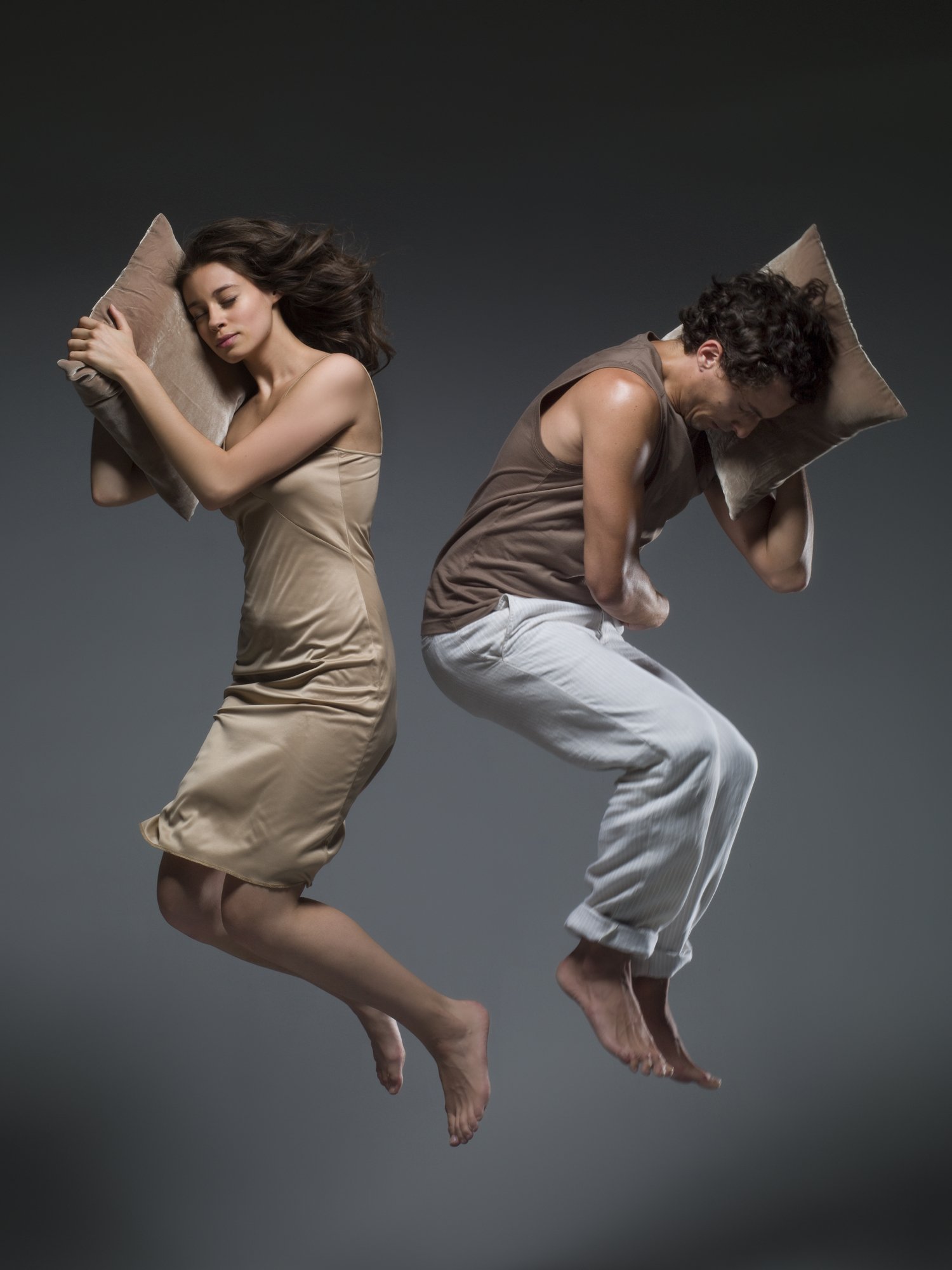 Schlafender Mann und schlafende Frau schweben in der Luft. I Quelle: Getty Images