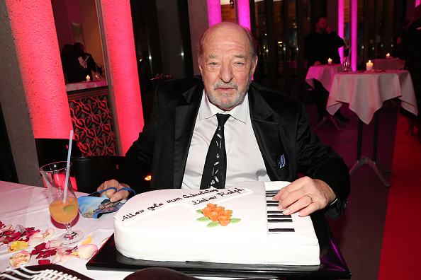 Ralph Siegel mit seiner Geburtstagstorte in Klavierform bei seiner 75. Geburtstagsfeier im Festspielhaus Neuschwanstein, Füssen, 29. September 2020. | Quelle: Getty Images