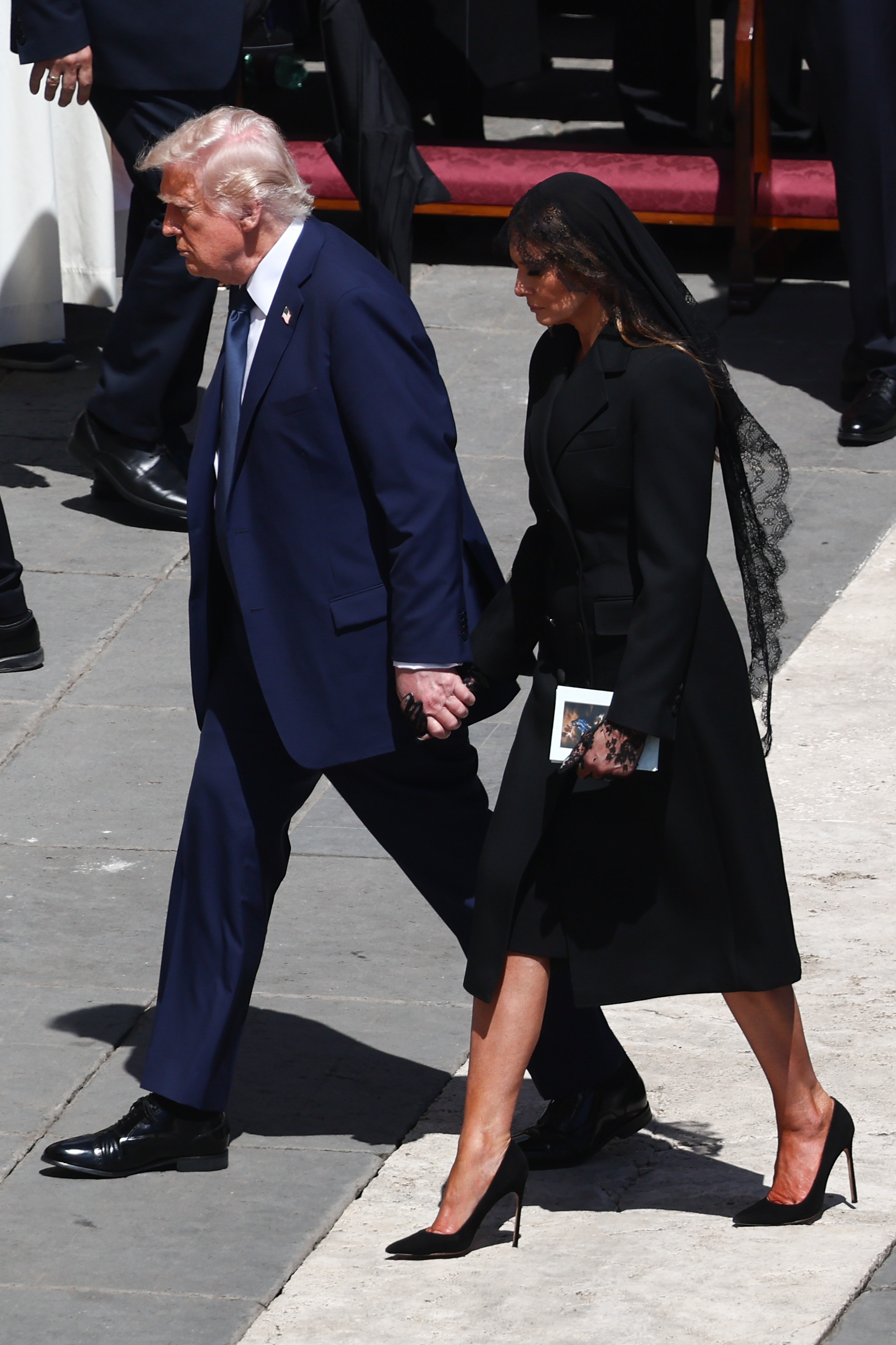 Donald und Melania Trump während der Beerdigungszeremonie von Papst Franziskus auf dem Petersplatz. | Quelle: Getty Images