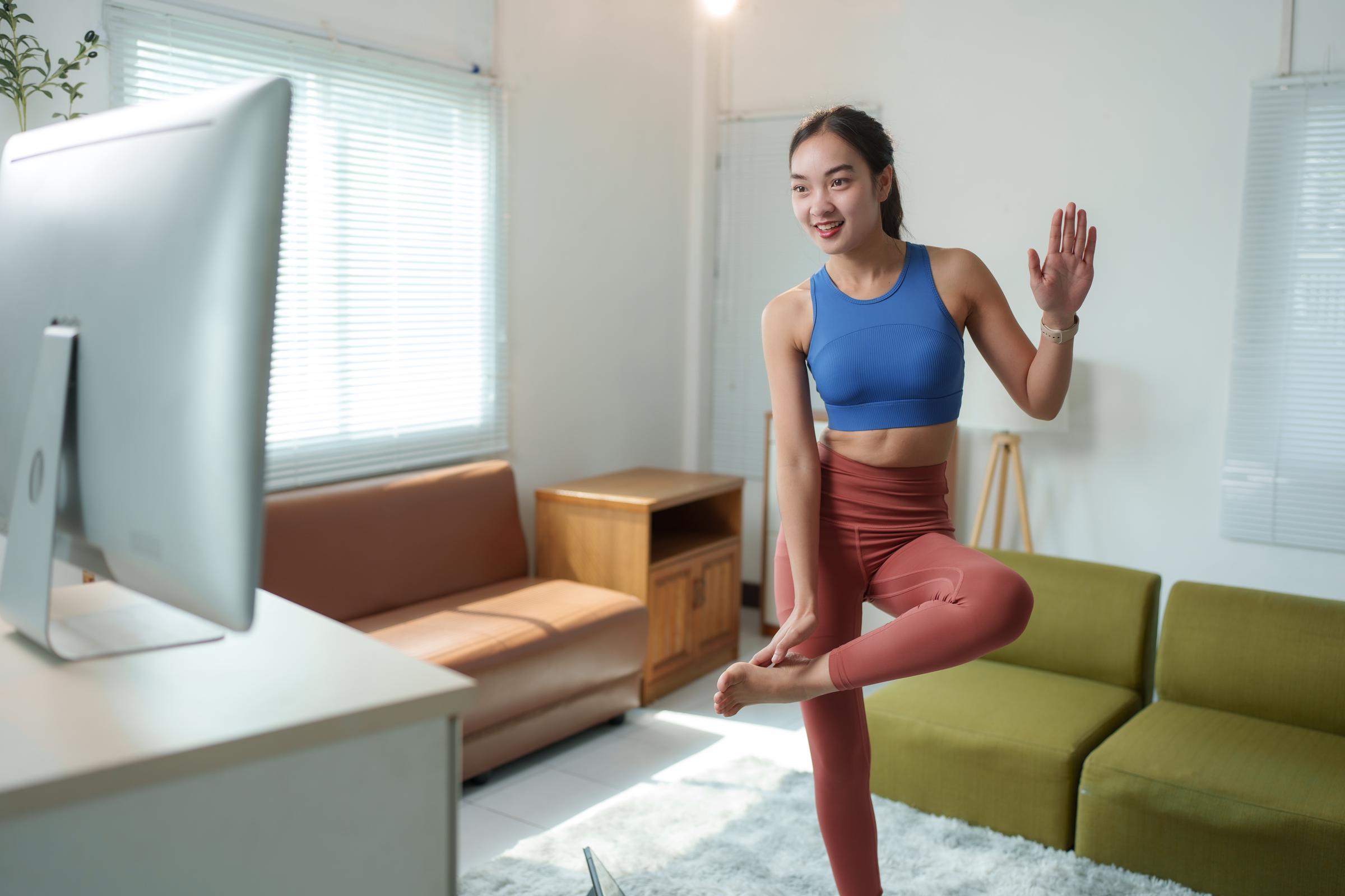 Frau bei einer Yogastunde zu Hause | Quelle: Shutterstock
