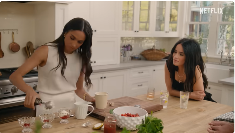 Meghan Markle und eine Freundin im Trailer für ihre Lifestyle-Show auf Netflix „With Love, Meghan“ | Quelle: Youtube/Netflix