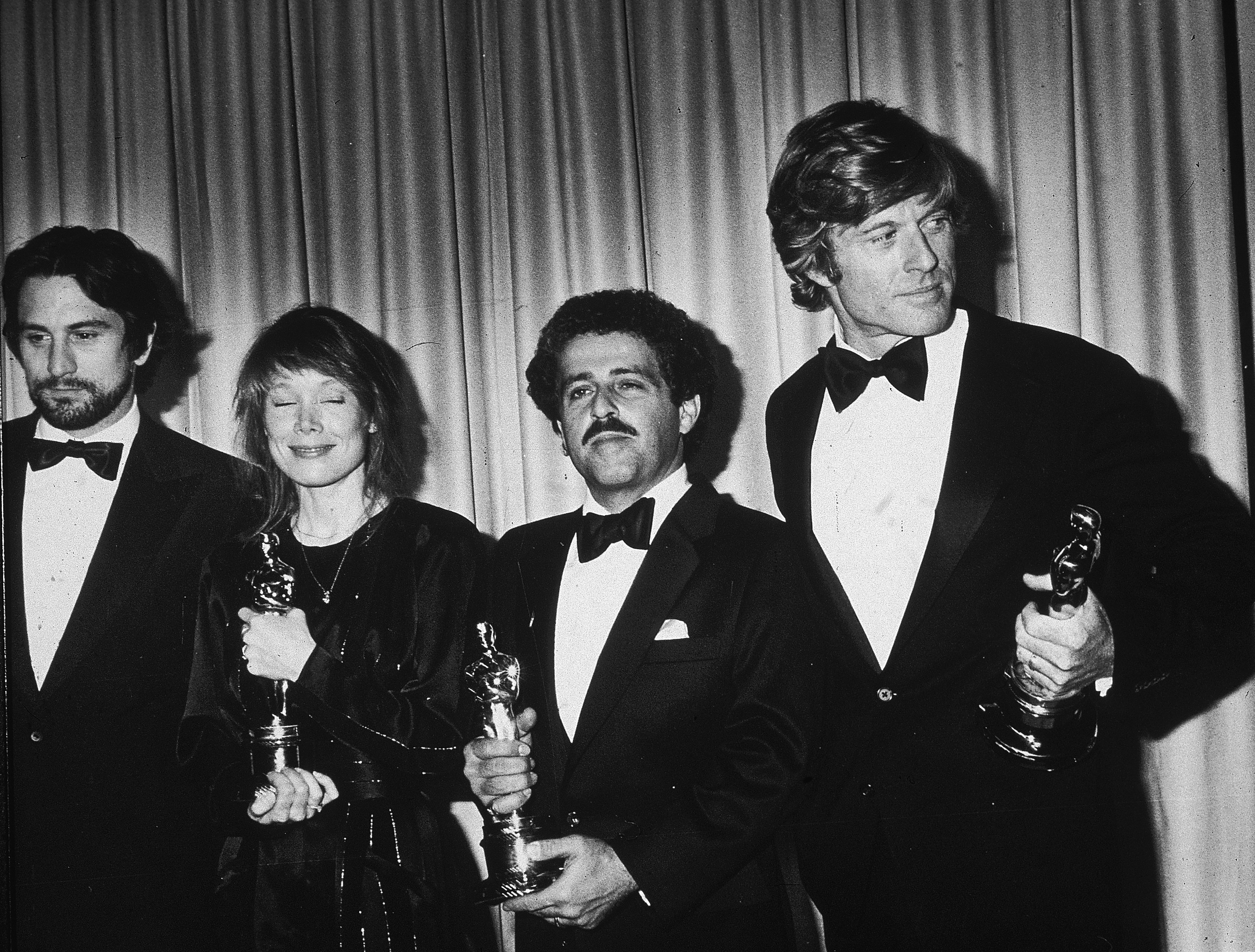 Robert De Niro, Sissy Spacek, Robert L. Schwary und Robert Redford hinter der Bühne bei der Oscarverleihung am 31. März 1981 in Los Angeles, Kalifornien. | Quelle: Getty Images