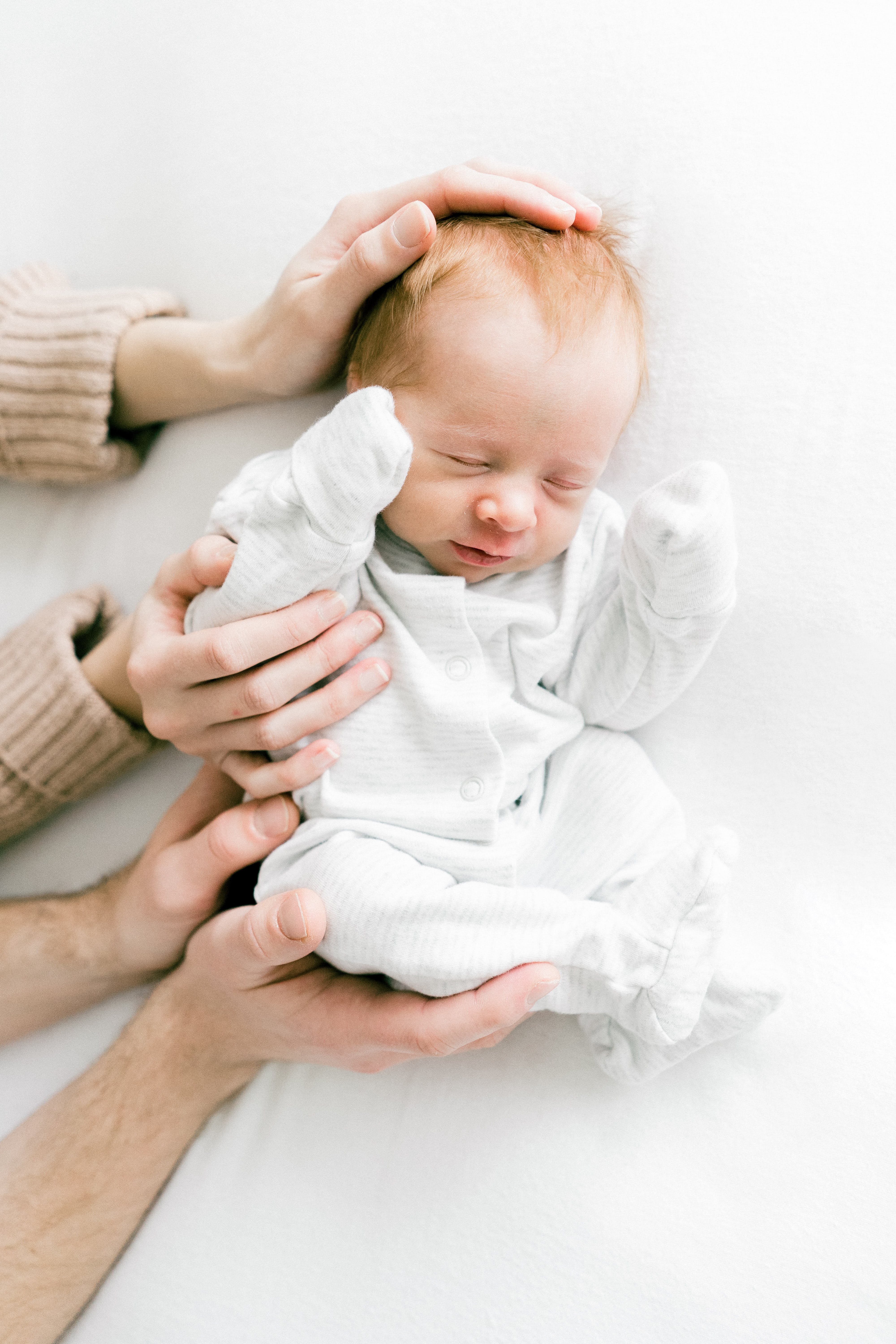 Hände halten ein kleines Baby | Quelle: Pexels
