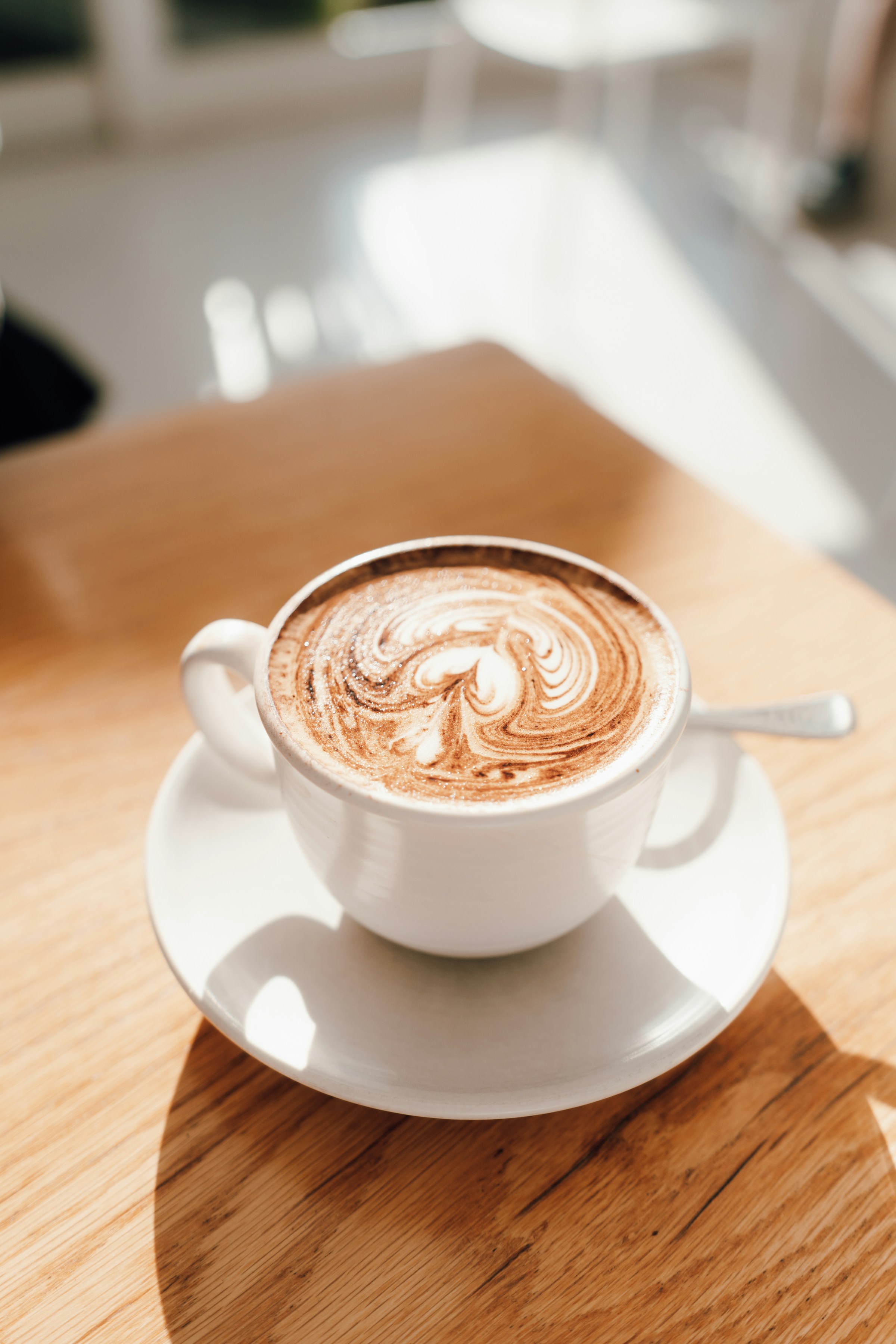 Eine Tasse Kaffee auf einem Holztisch | Quelle: Unsplash