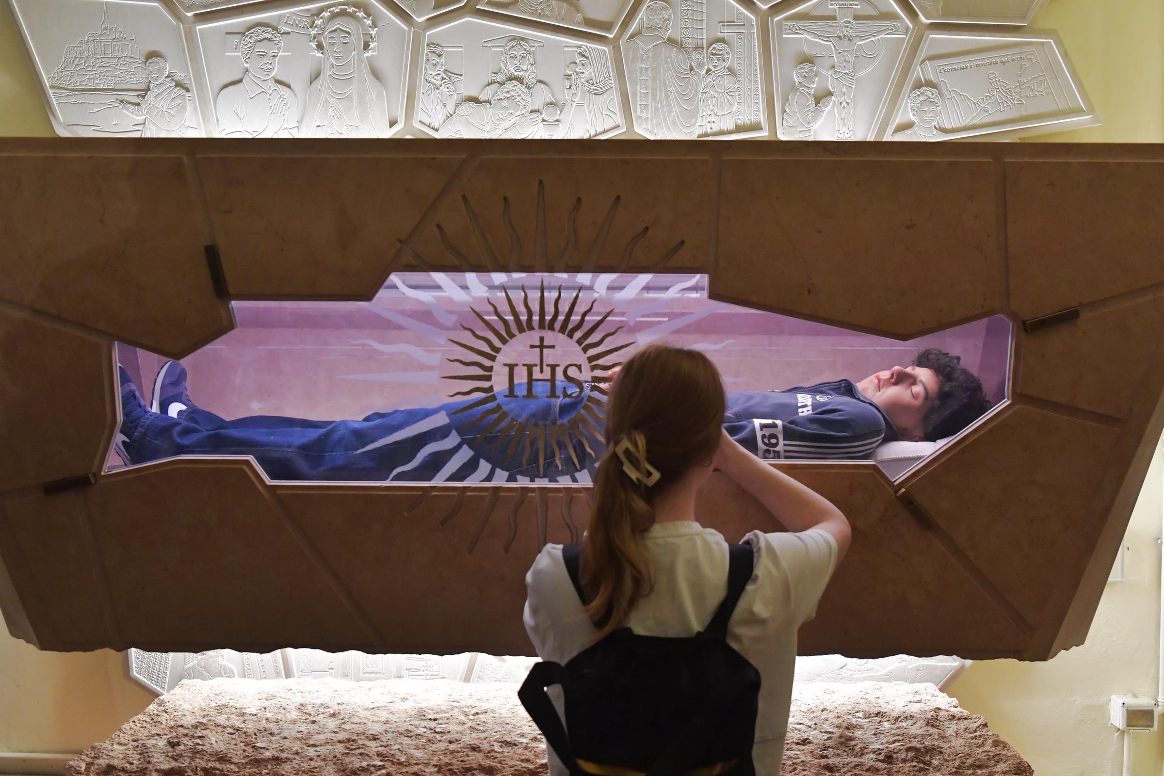 Gläubige beten vor dem Grab von Carlo Acutis in der Wallfahrtskirche Santa Maria Maggiore am 23. April 2025 in Assisi, Italien | Quelle: Getty Images