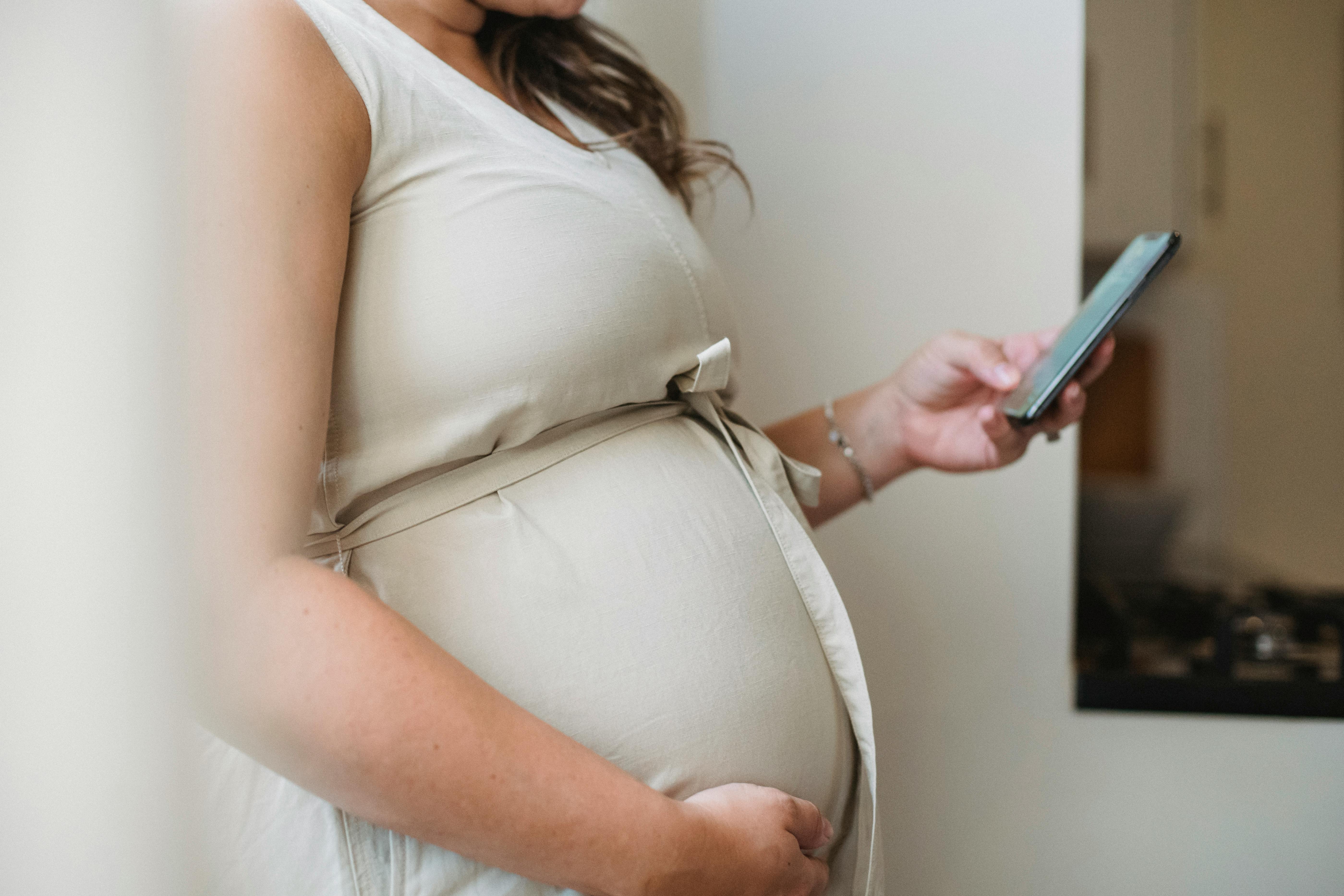 Eine schwangere Frau, die ihr Telefon benutzt | Quelle: Amina Filkins auf Pexels