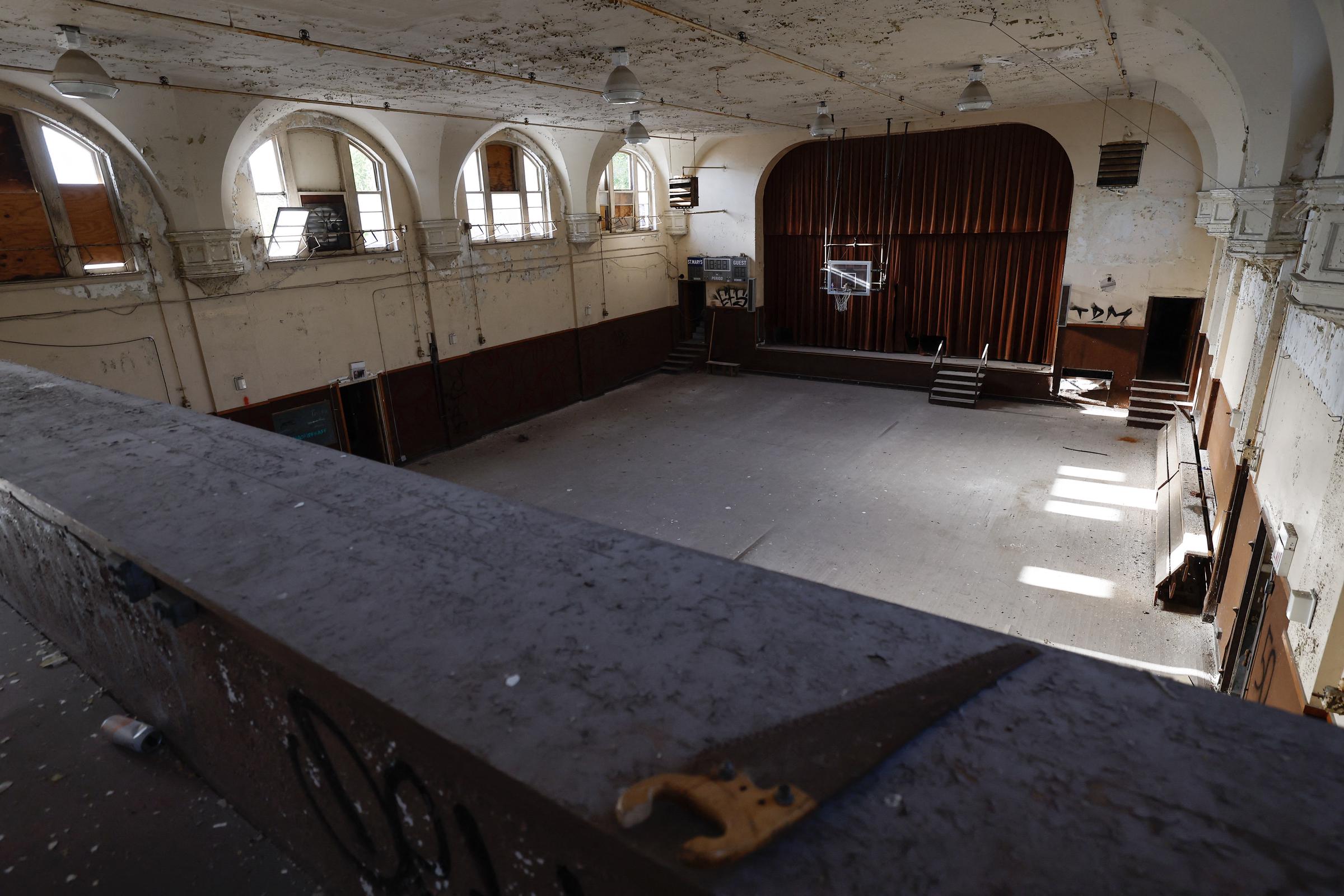 Eine Turnhalle in der stillgelegten katholischen Kirche und Schule St. Mary of the Assumption, die Papst Leo XIV. in Dolton, Illinois, besucht hat. | Quelle: Getty Images