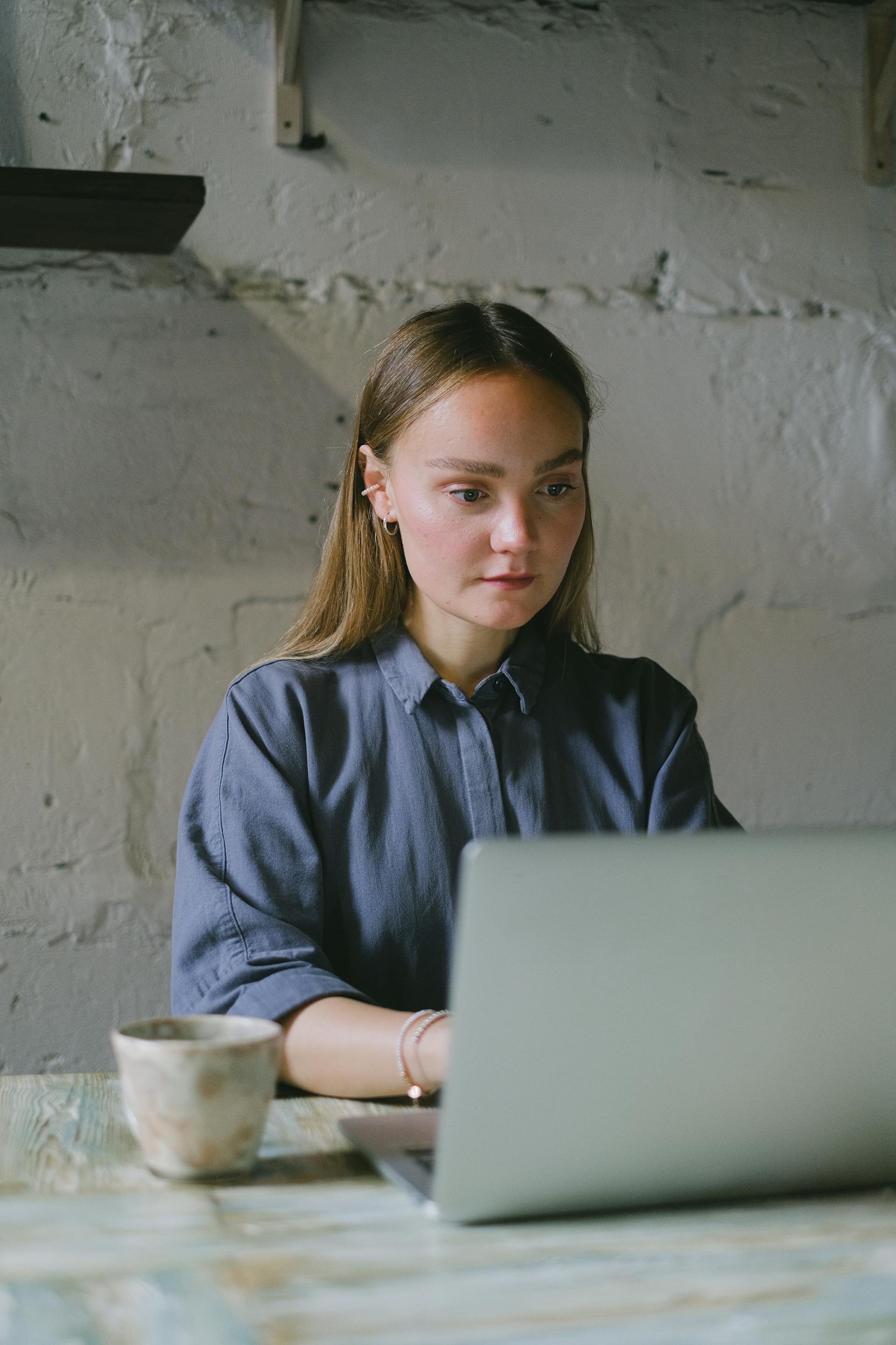 Eine Frau starrt geschockt auf einen Laptop-Bildschirm | Quelle: Pexels