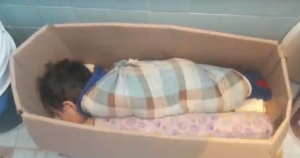 Gewickeltes Baby in der KiTa | Quelle: YouTube/Primer Impacto