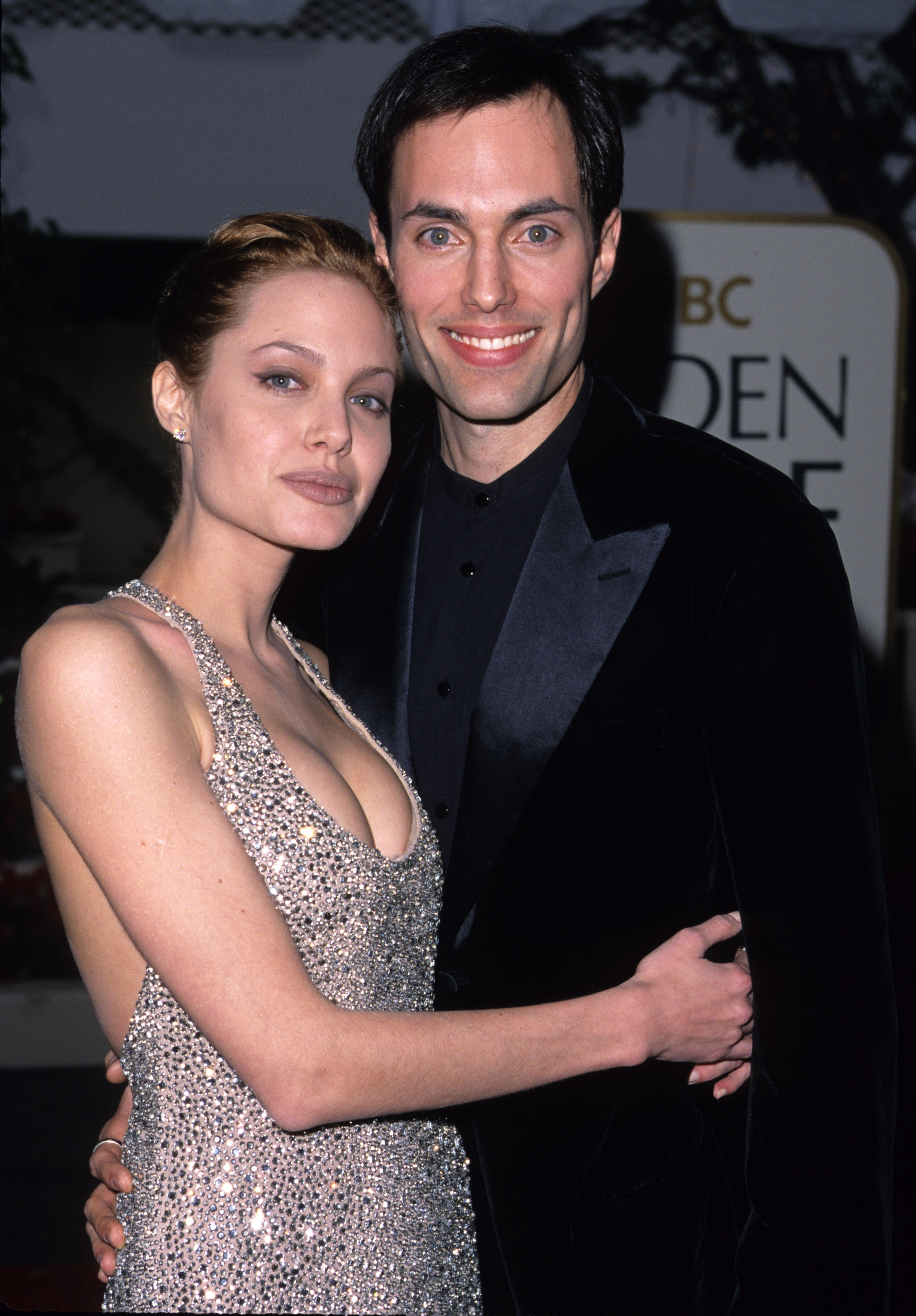 Angelina Jolie und James Haven bei den 56th Annual Golden Globe Awards - roter Teppich am 24. Januar 1999 | Quelle: Getty Images