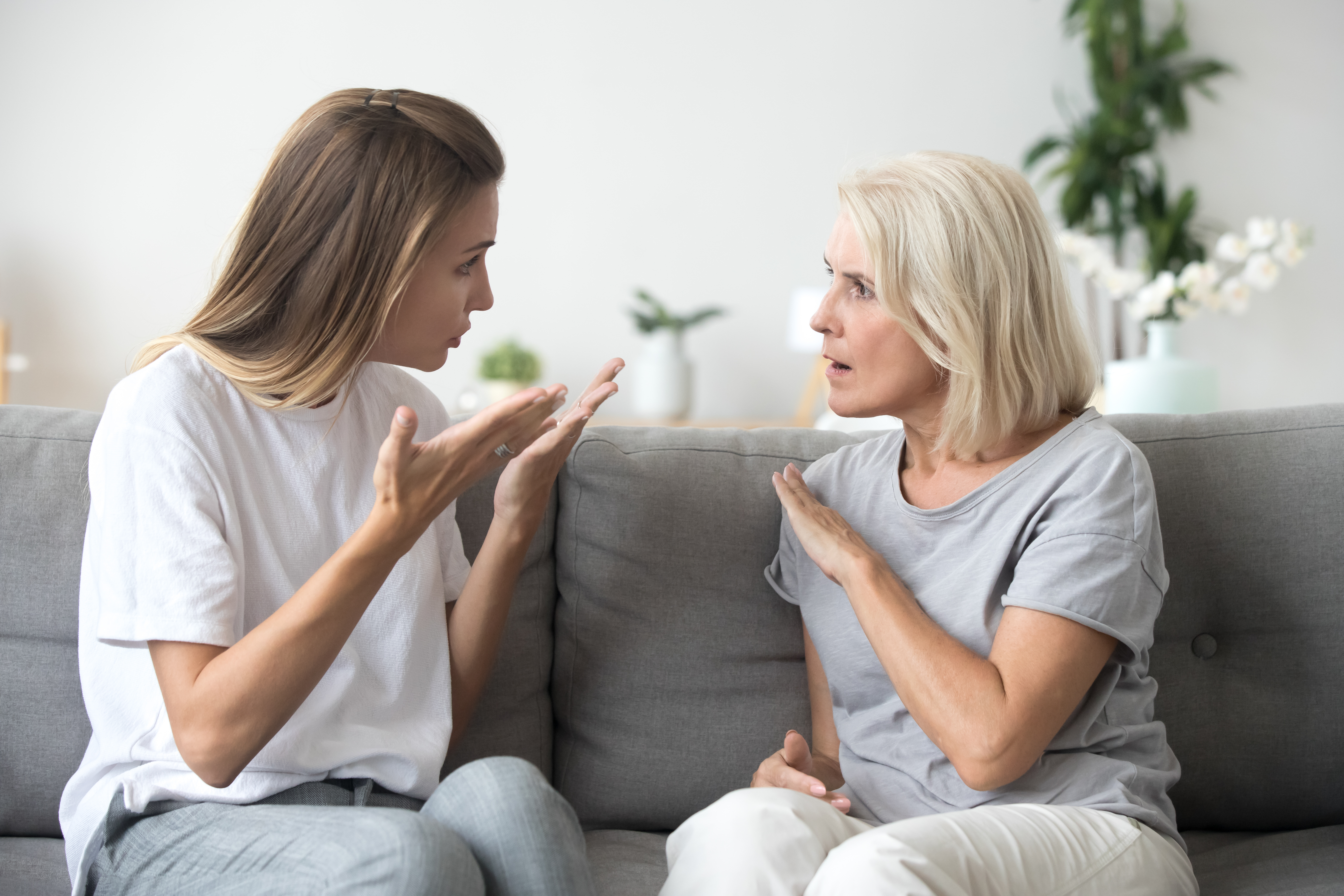 Eine jüngere und eine ältere Frau führen ein ernstes Gespräch | Quelle: Getty Images