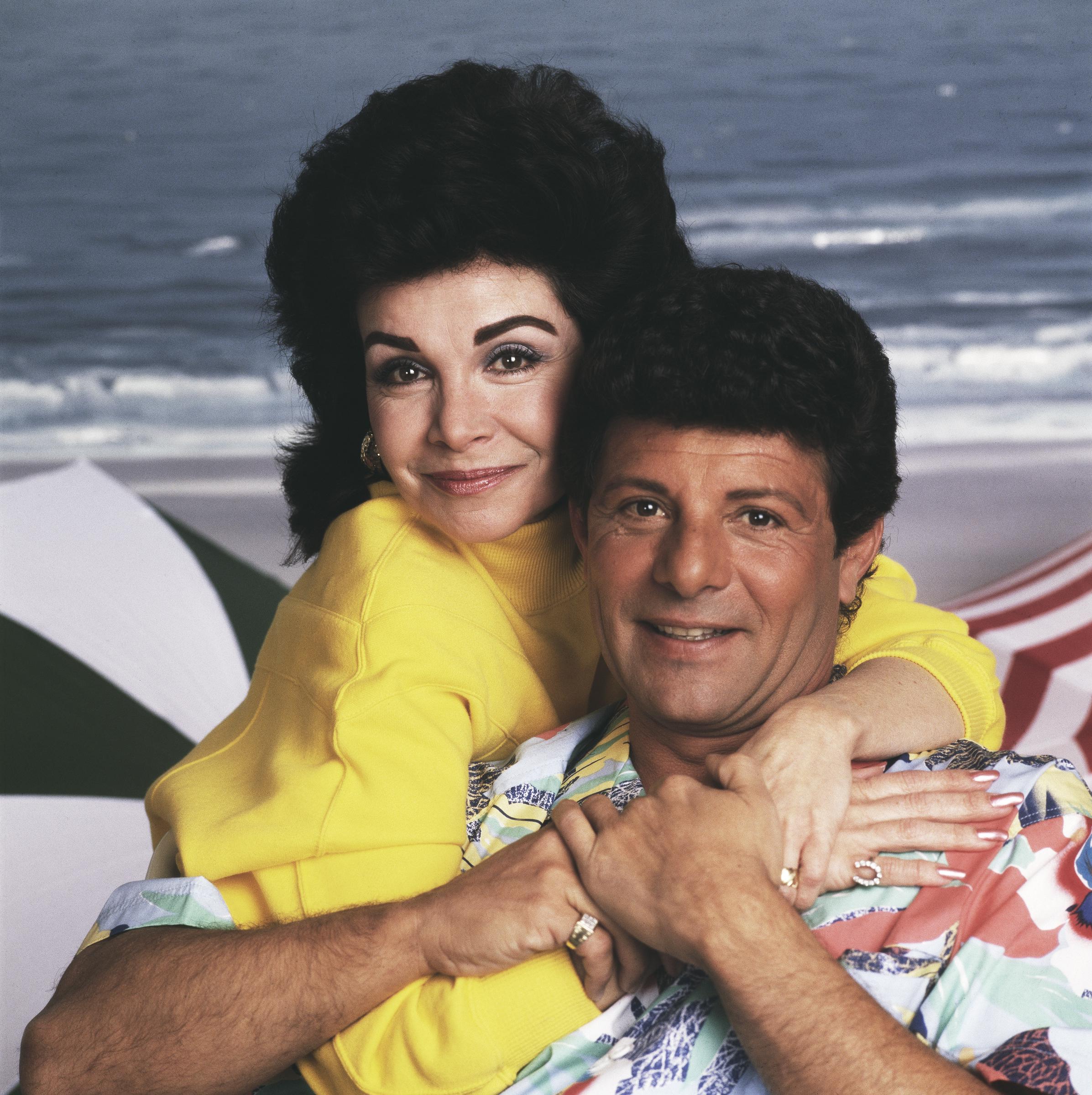 Annette Funicello und der Schauspieler am Strand am 1. Januar 1987 in Los Angeles, Kalifornien. | Quelle: Getty Images