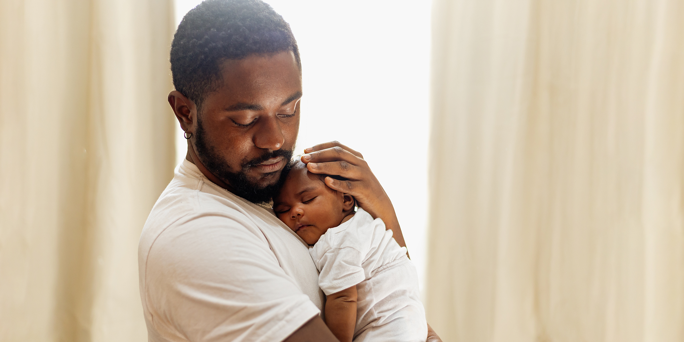 Ein Vater hält sein Baby | Quelle: Shutterstock